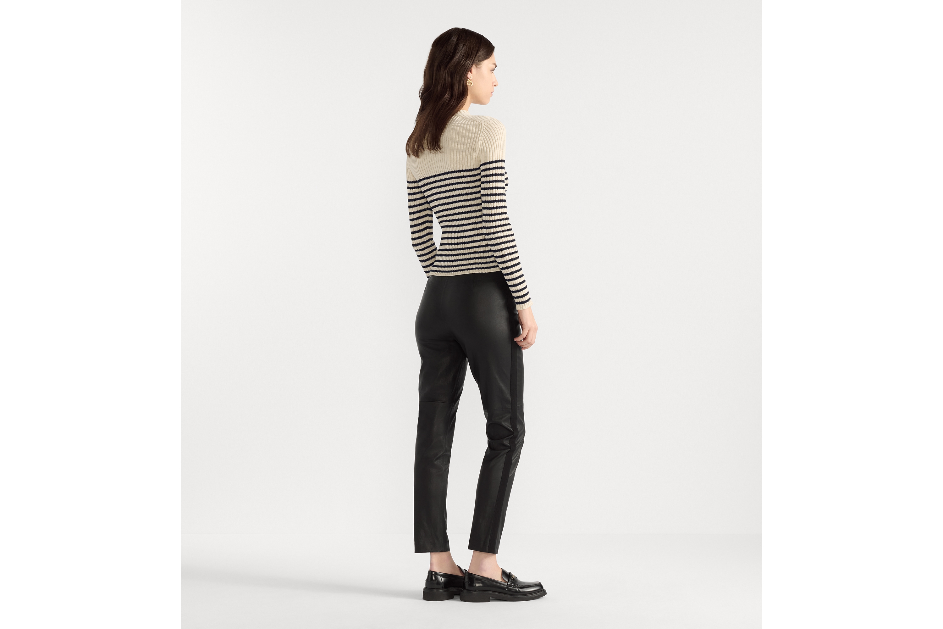 look_image_alt_prefix كنزة Dioriviera قطن محبوك باللونين البيج الفاتح والأزرق الكحلي مع توقيع الدار E03