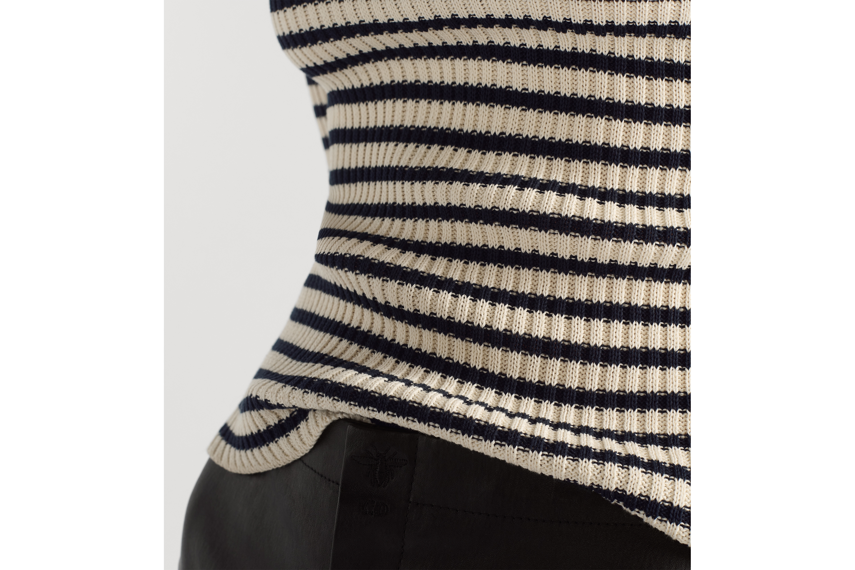 look_image_alt_prefix كنزة Dioriviera قطن محبوك باللونين البيج الفاتح والأزرق الكحلي مع توقيع الدار E17