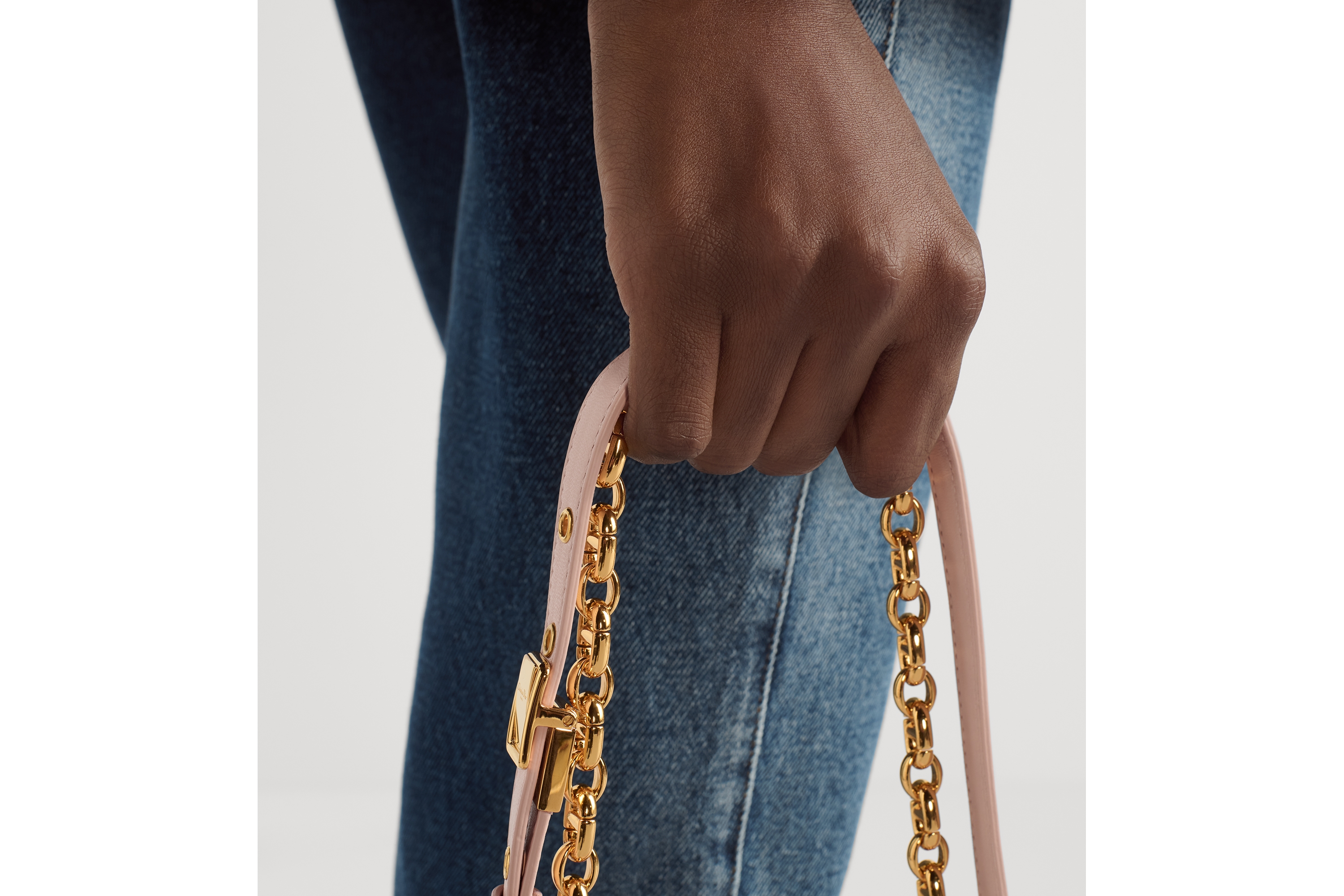 Look Sac Soft Dior Caro Small Cuir d'agneau Macrocannage rose poudre E17