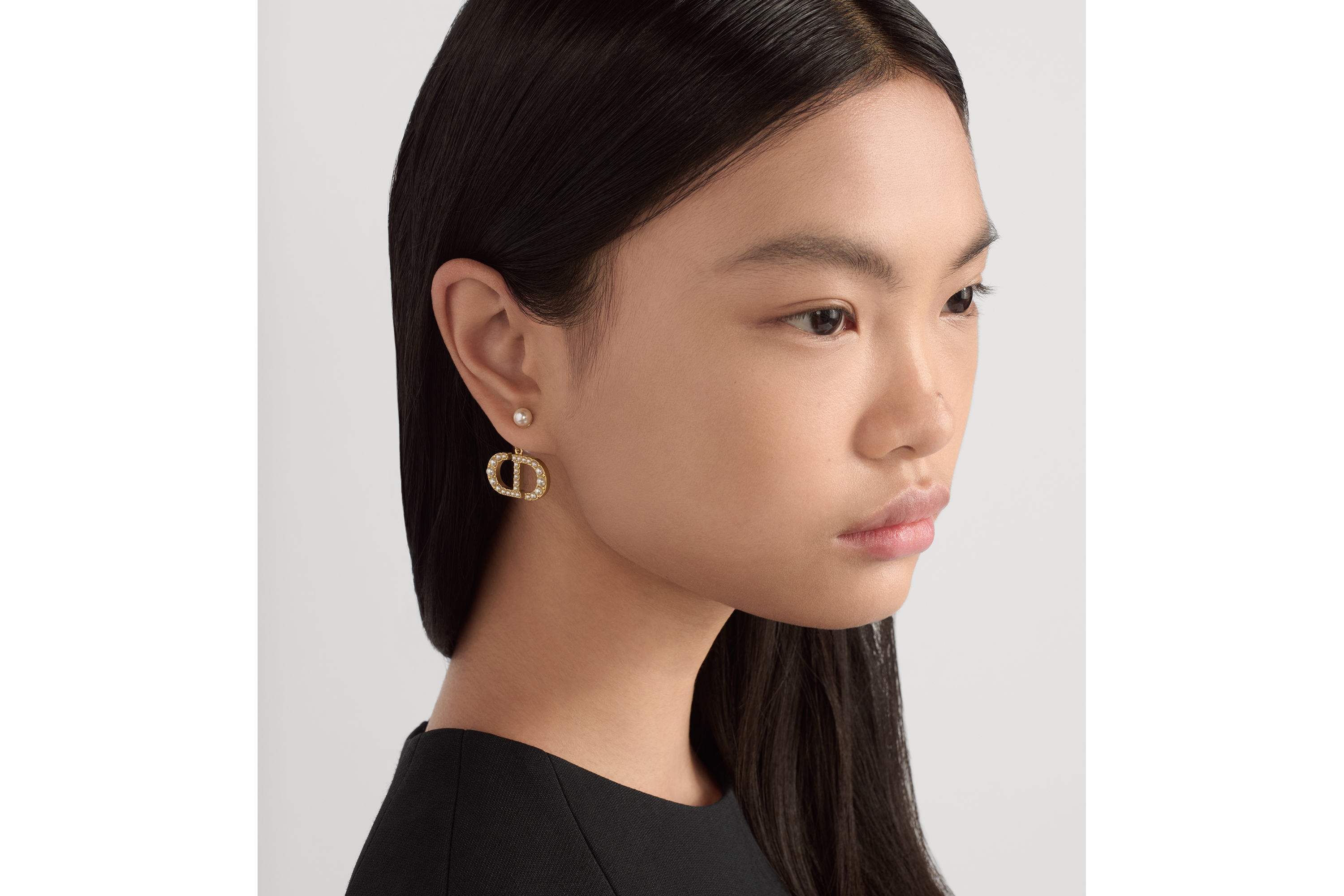 look_image_alt_prefix Pendientes Dior Tribales Metal con acabado dorado y abalorios de resina blancos E08