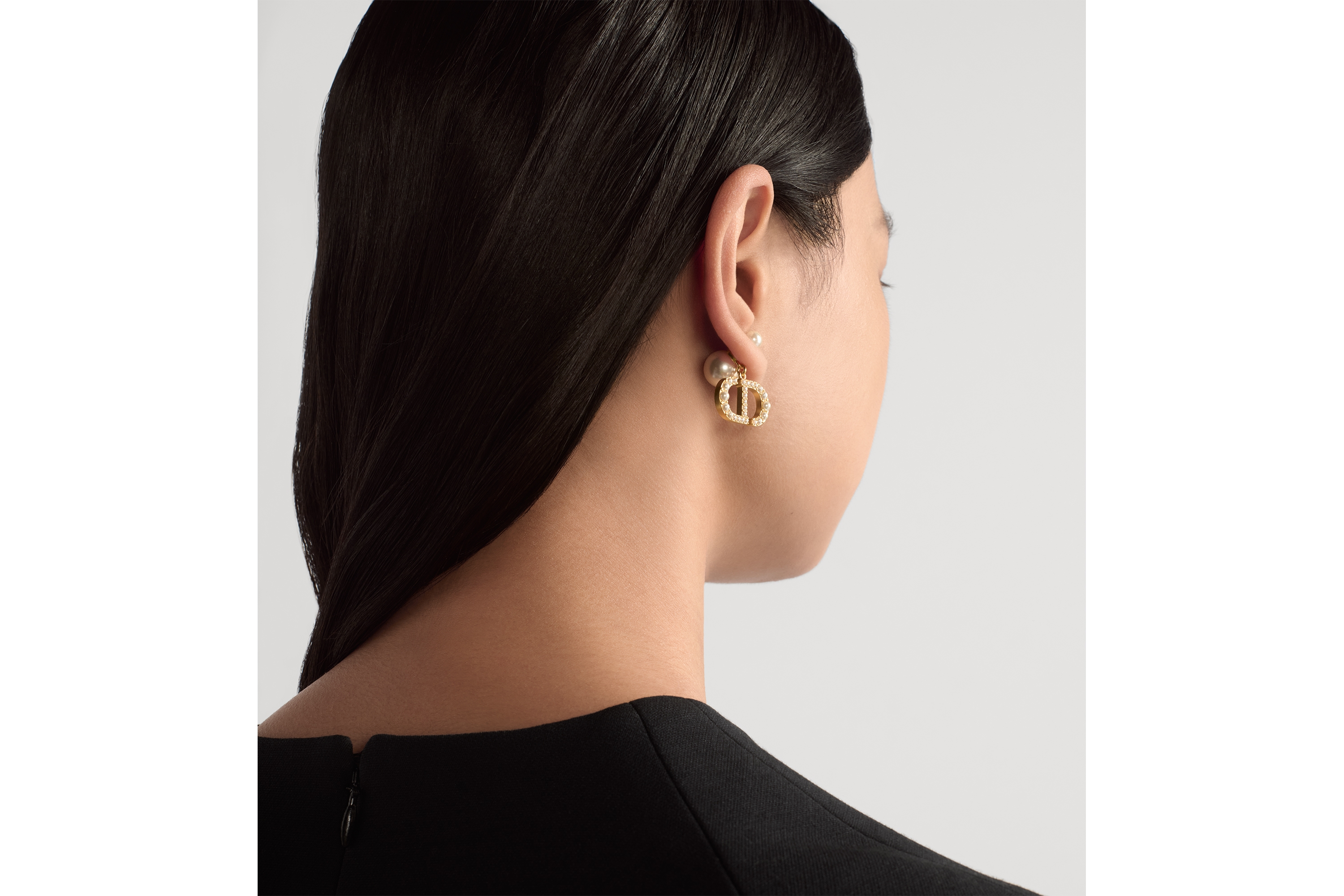 look_image_alt_prefix Pendientes Dior Tribales Metal con acabado dorado y abalorios de resina blancos E09