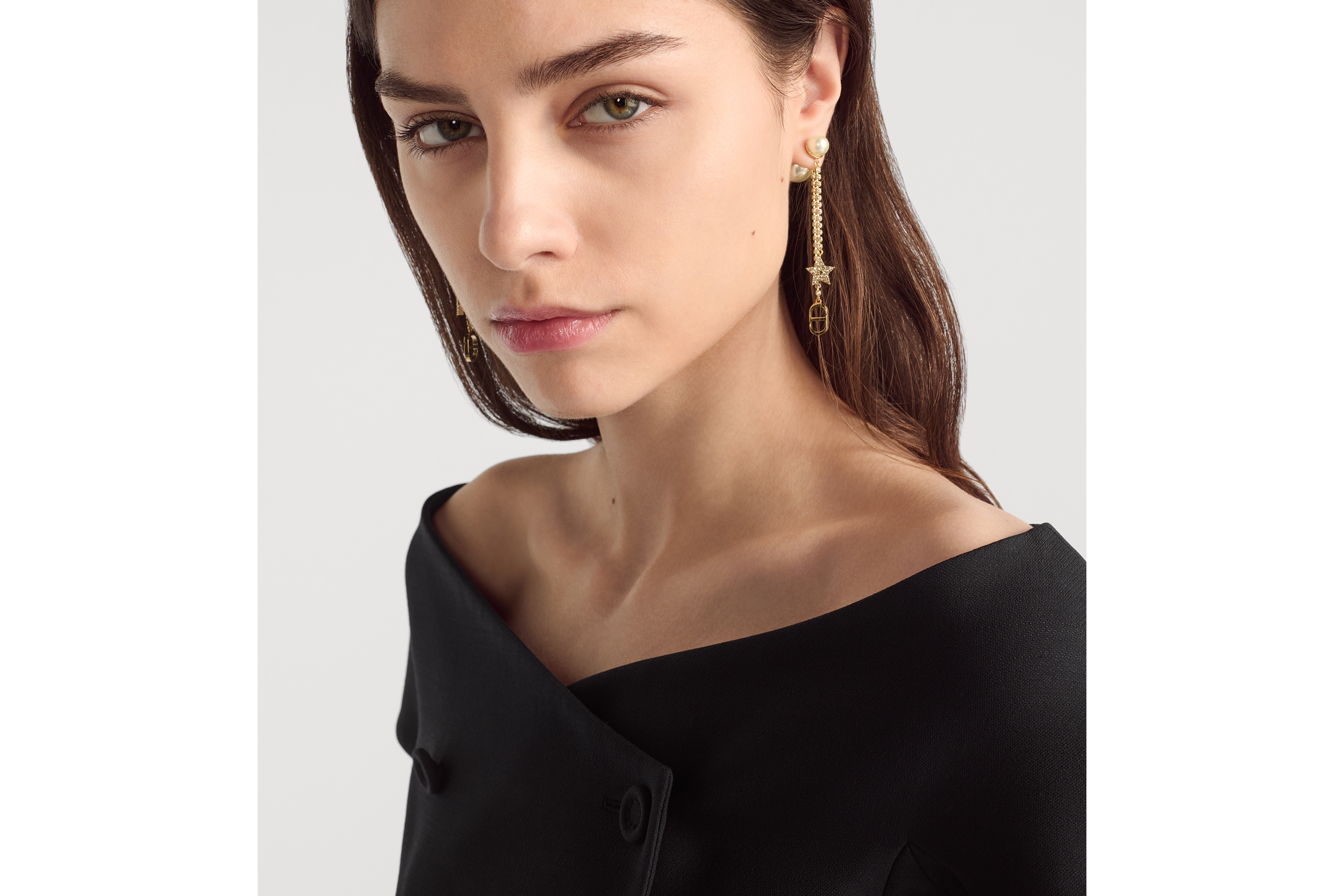 look_image_alt_prefix Dior Tribales-oorbellen Met goud afgewerkt metaal, witte harsparels en witte kristallen E07