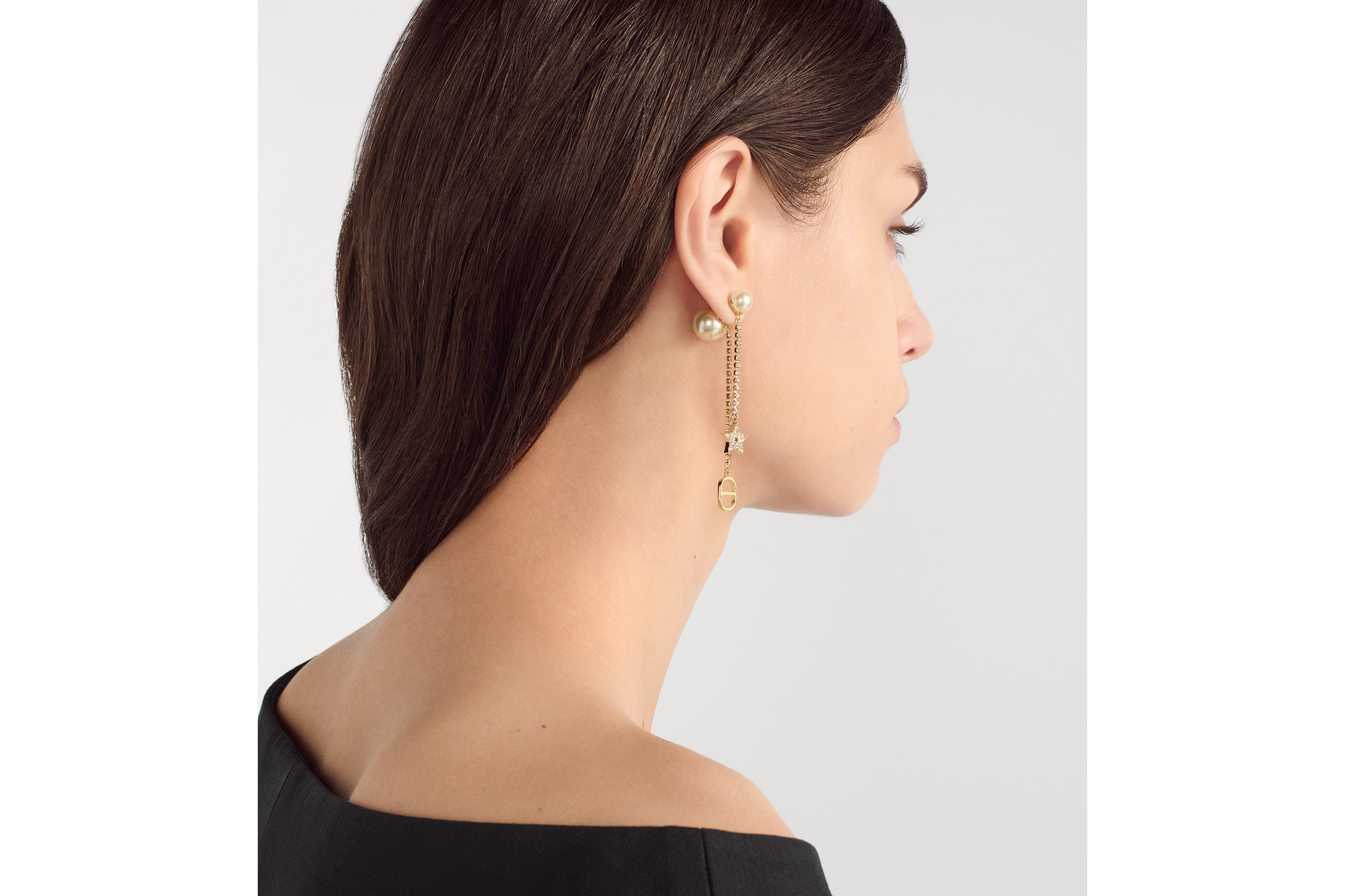 look_image_alt_prefix Dior Tribales-oorbellen Met goud afgewerkt metaal, witte harsparels en witte kristallen E09