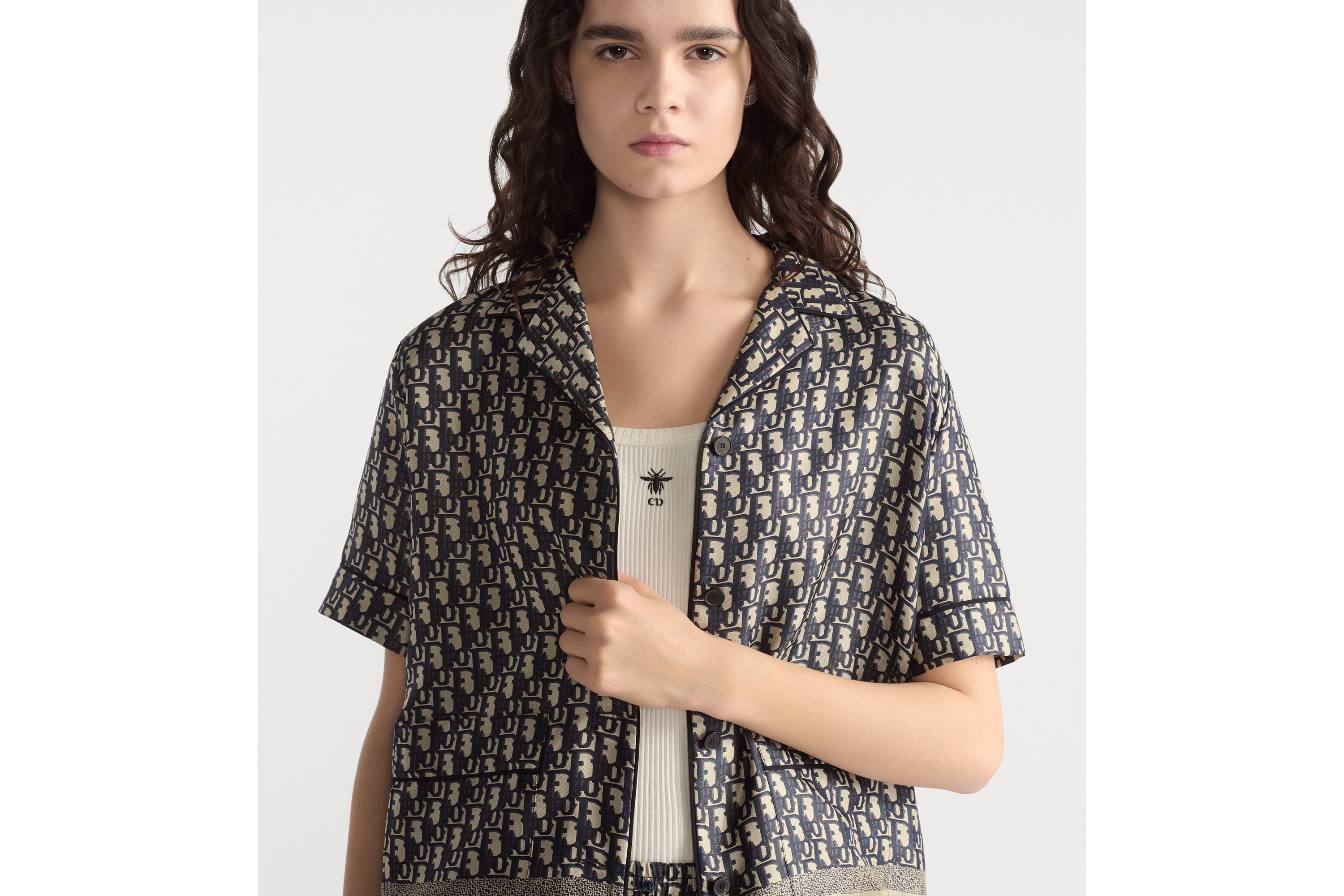 Look Dior Chez Moi Short-Sleeved Shirt Blue Dior Oblique Silk Twill E04