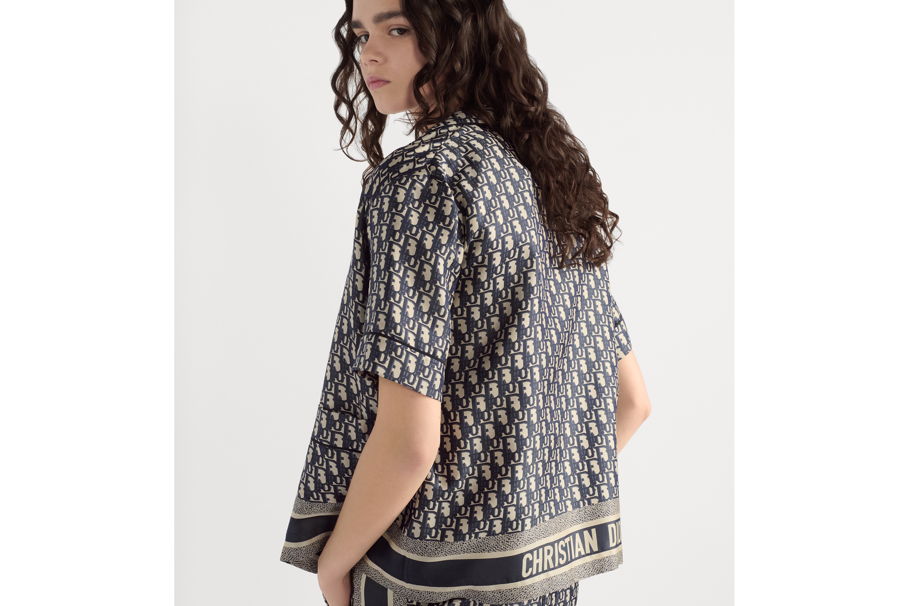 Look Dior Chez Moi Short-Sleeved Shirt Blue Dior Oblique Silk Twill E06