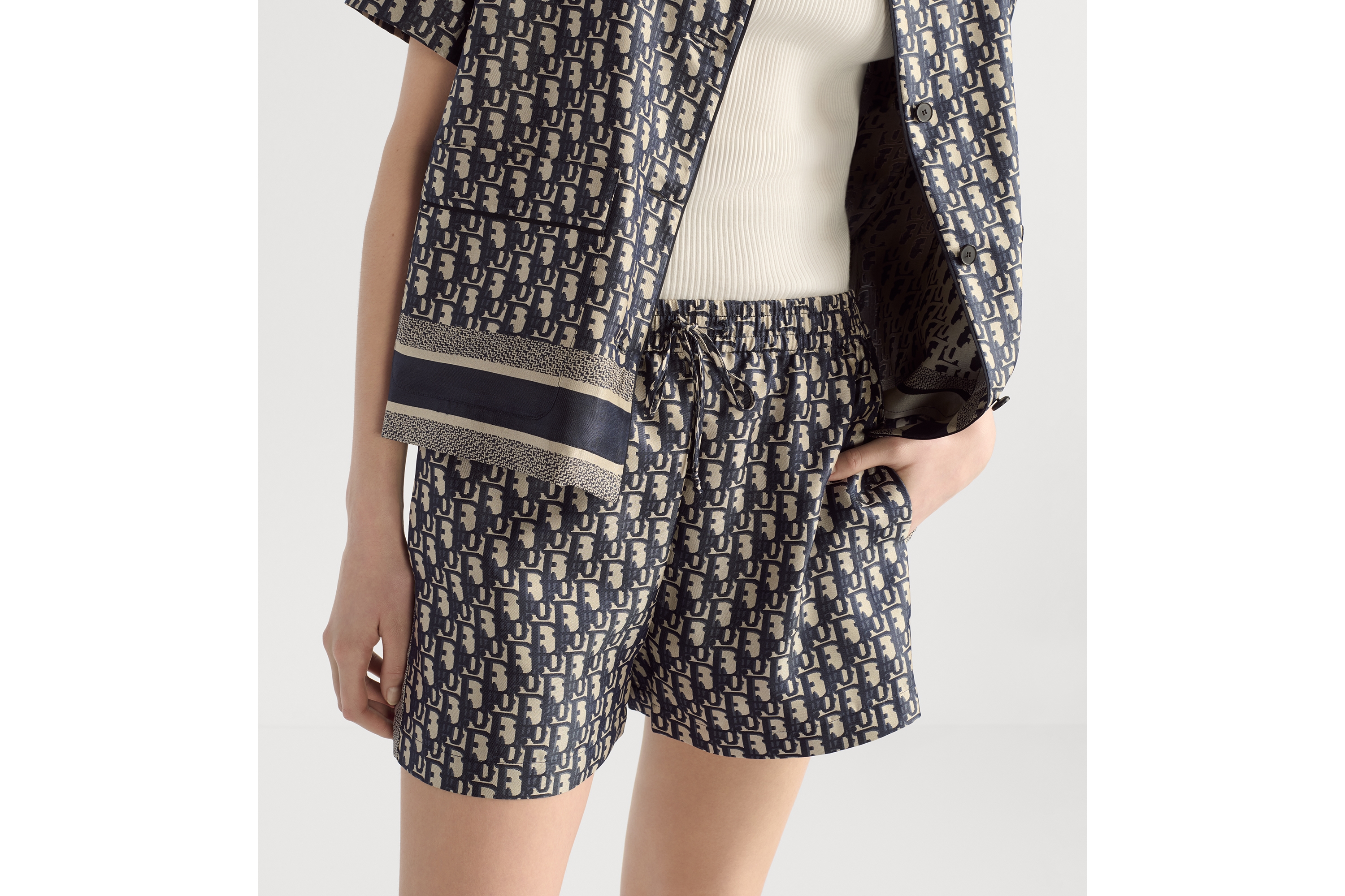 Look Dior Chez Moi Shorts Blue Dior Oblique Silk Twill E11