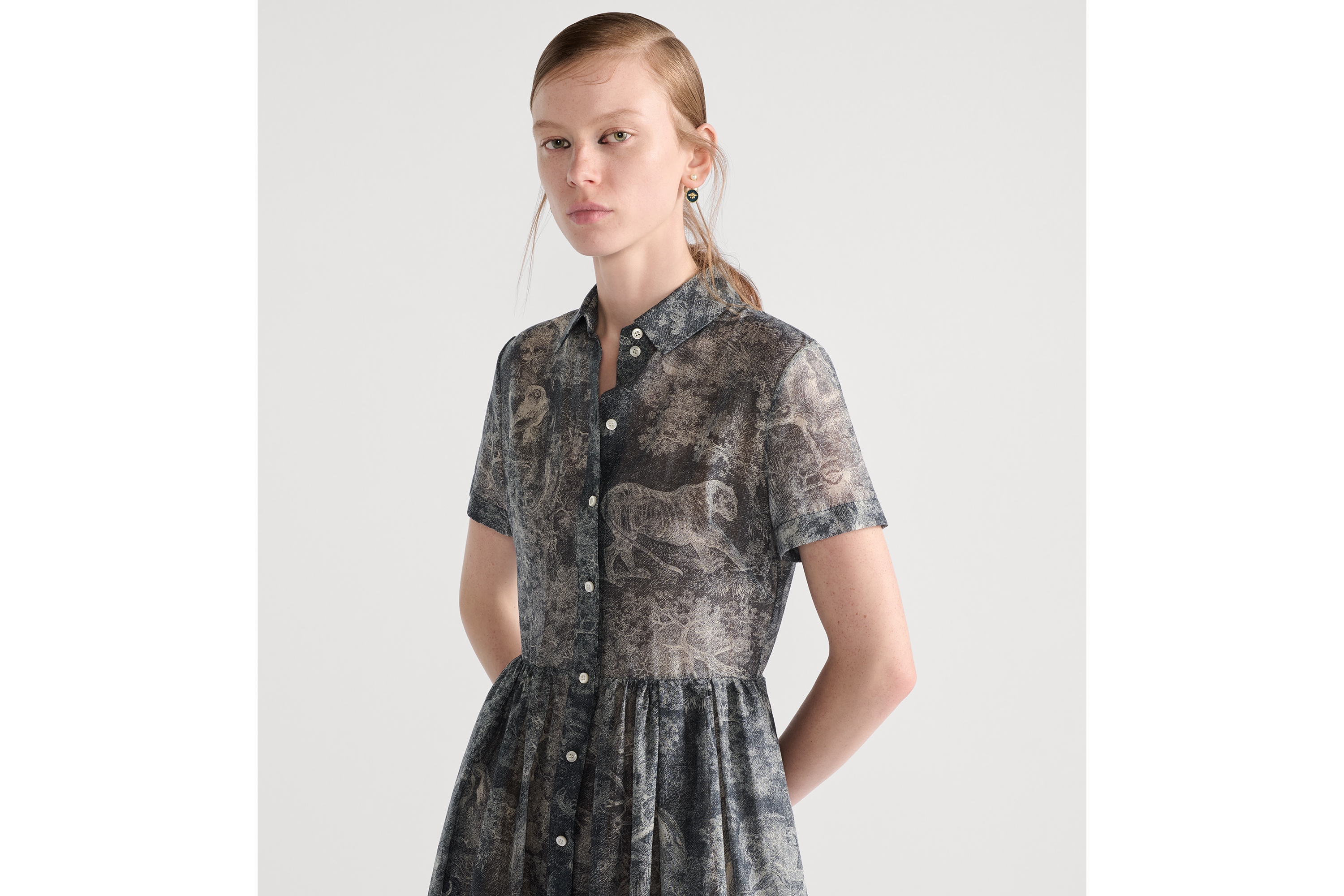 Look Dioriviera Mid-Length Shirtdress Deep Blue and White Cotton Muslin with Toile de Jouy Sauvage Motif E04