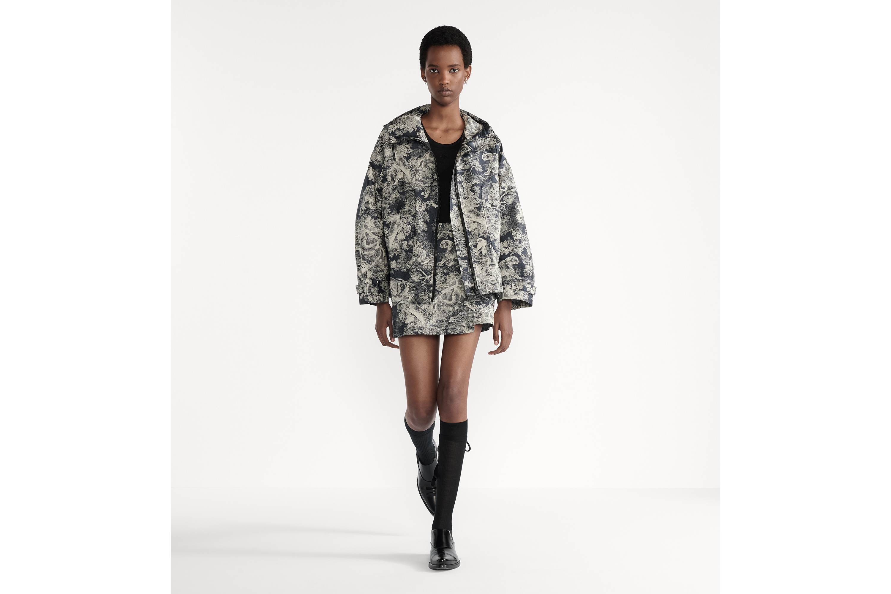 Look Dioriviera Skort Deep Blue and White Jacquard Technical Taffeta with Toile de Jouy Sauvage Motif E02