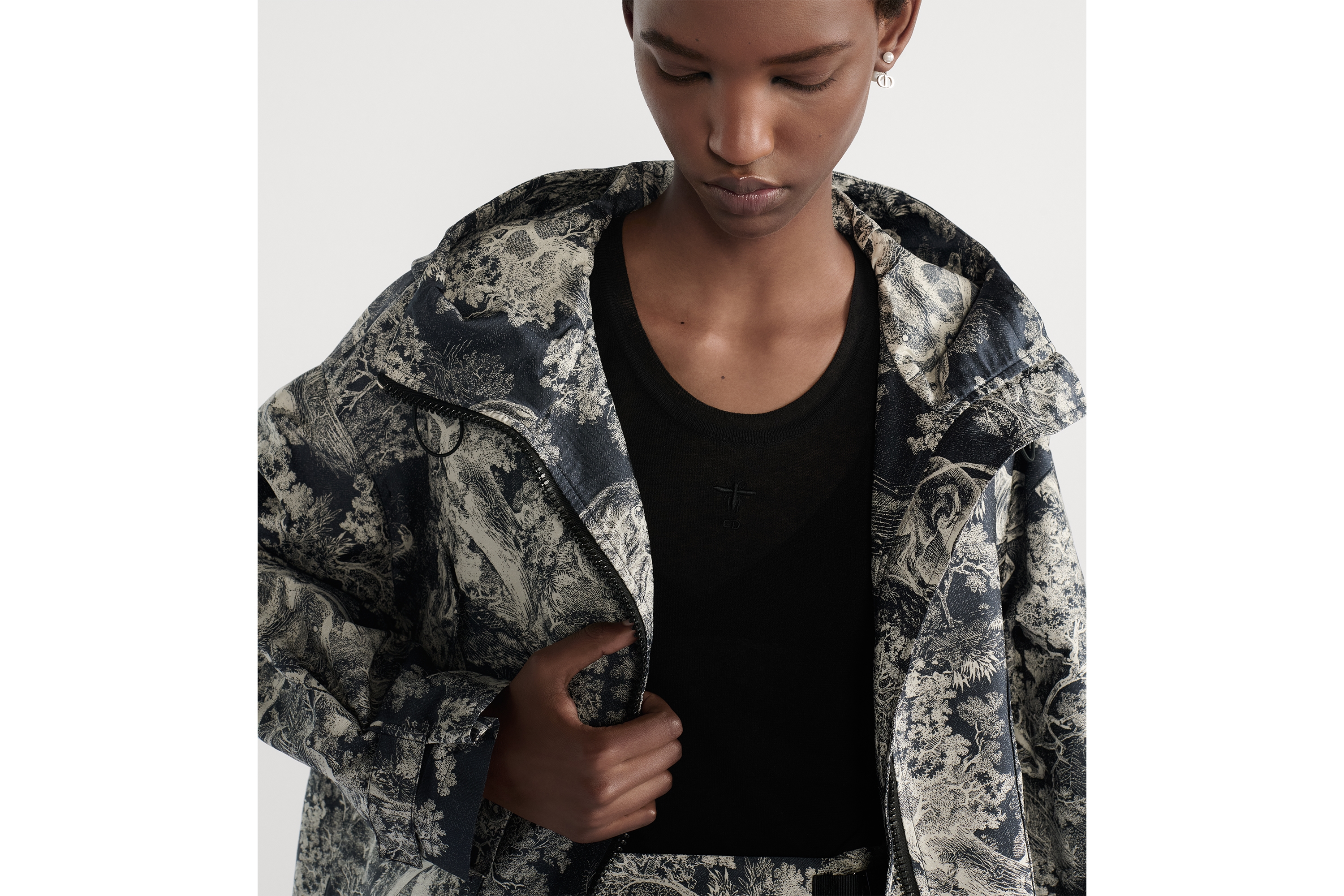 Look Dioriviera Waterproof Hooded Jacket Deep Blue and White Jacquard Technical Taffeta with Toile de Jouy Sauvage Motif E10