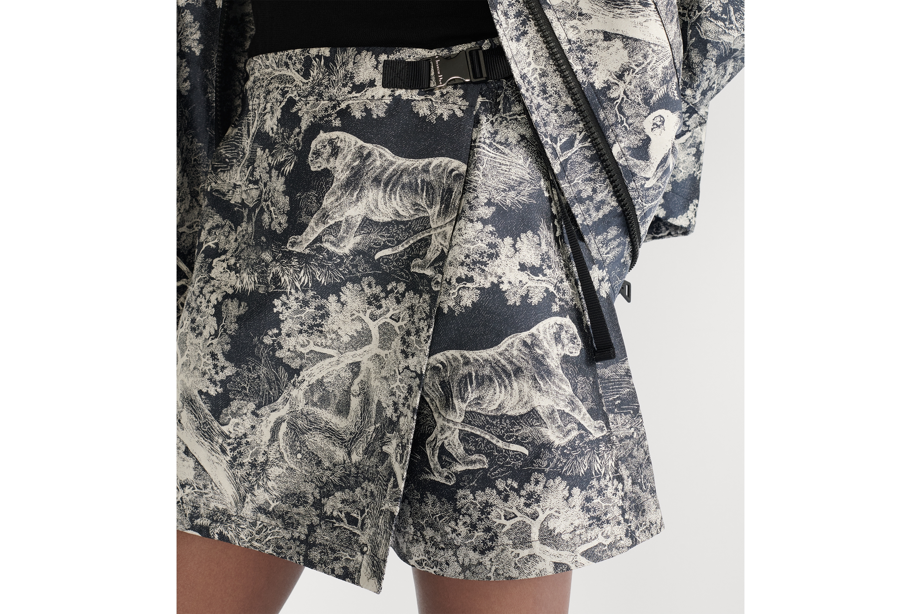 Look Dioriviera Skort Deep Blue and White Jacquard Technical Taffeta with Toile de Jouy Sauvage Motif E13