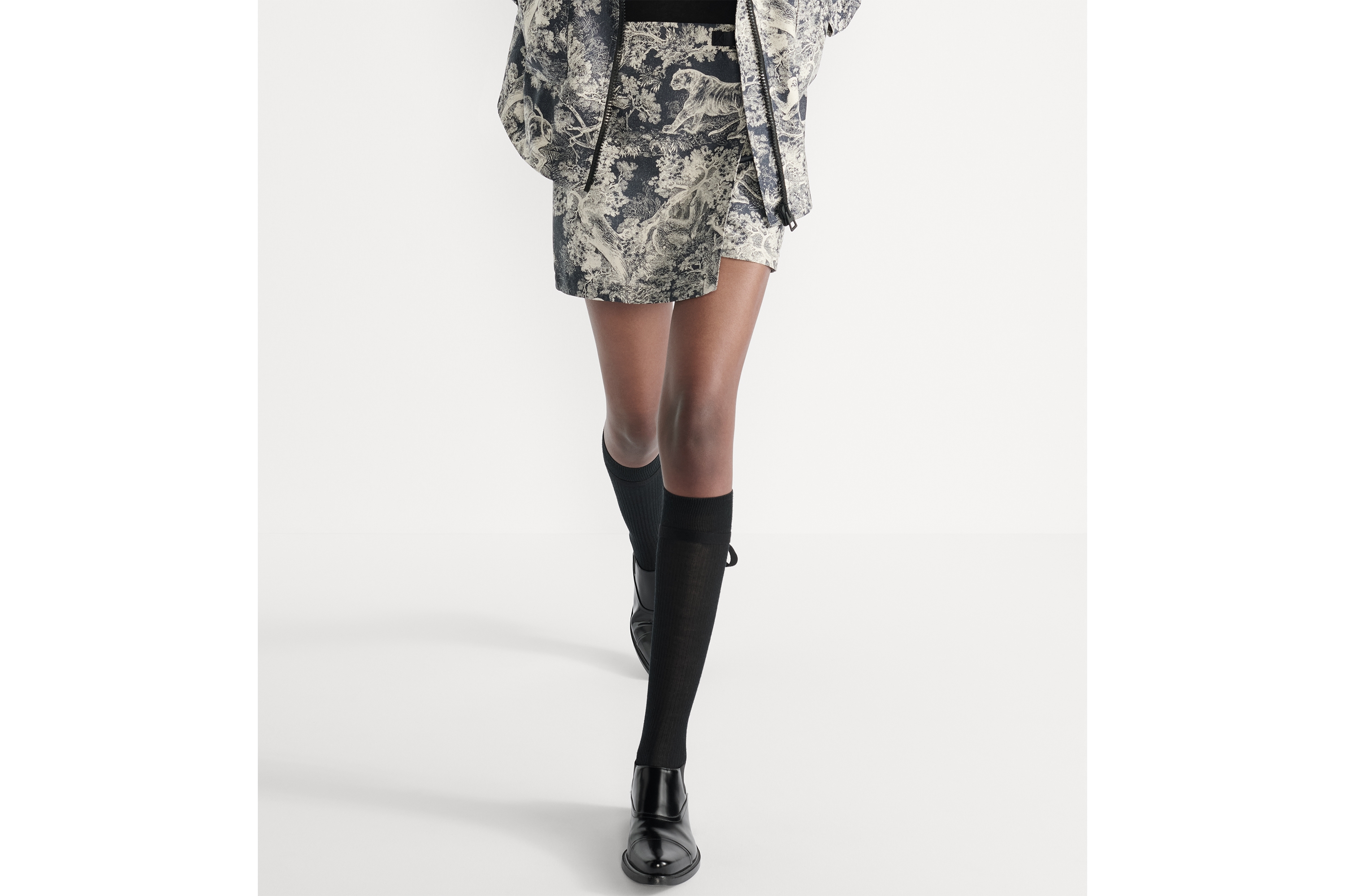 Look Dioriviera Skort Deep Blue and White Jacquard Technical Taffeta with Toile de Jouy Sauvage Motif E14