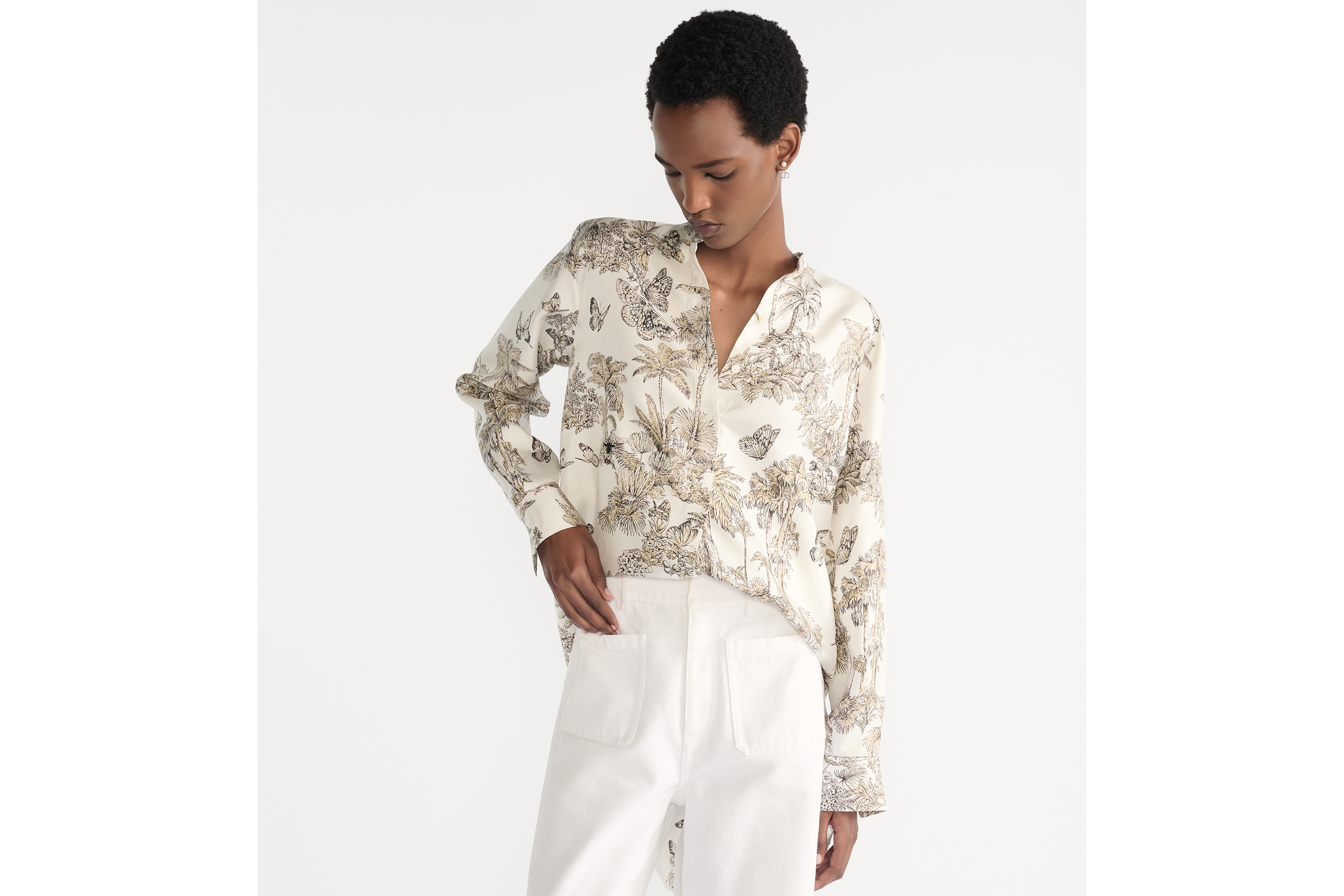 Look Dioriviera Long Blouse White and Hazelnut Silk Twill with Toile de Jouy Palms Motif E04