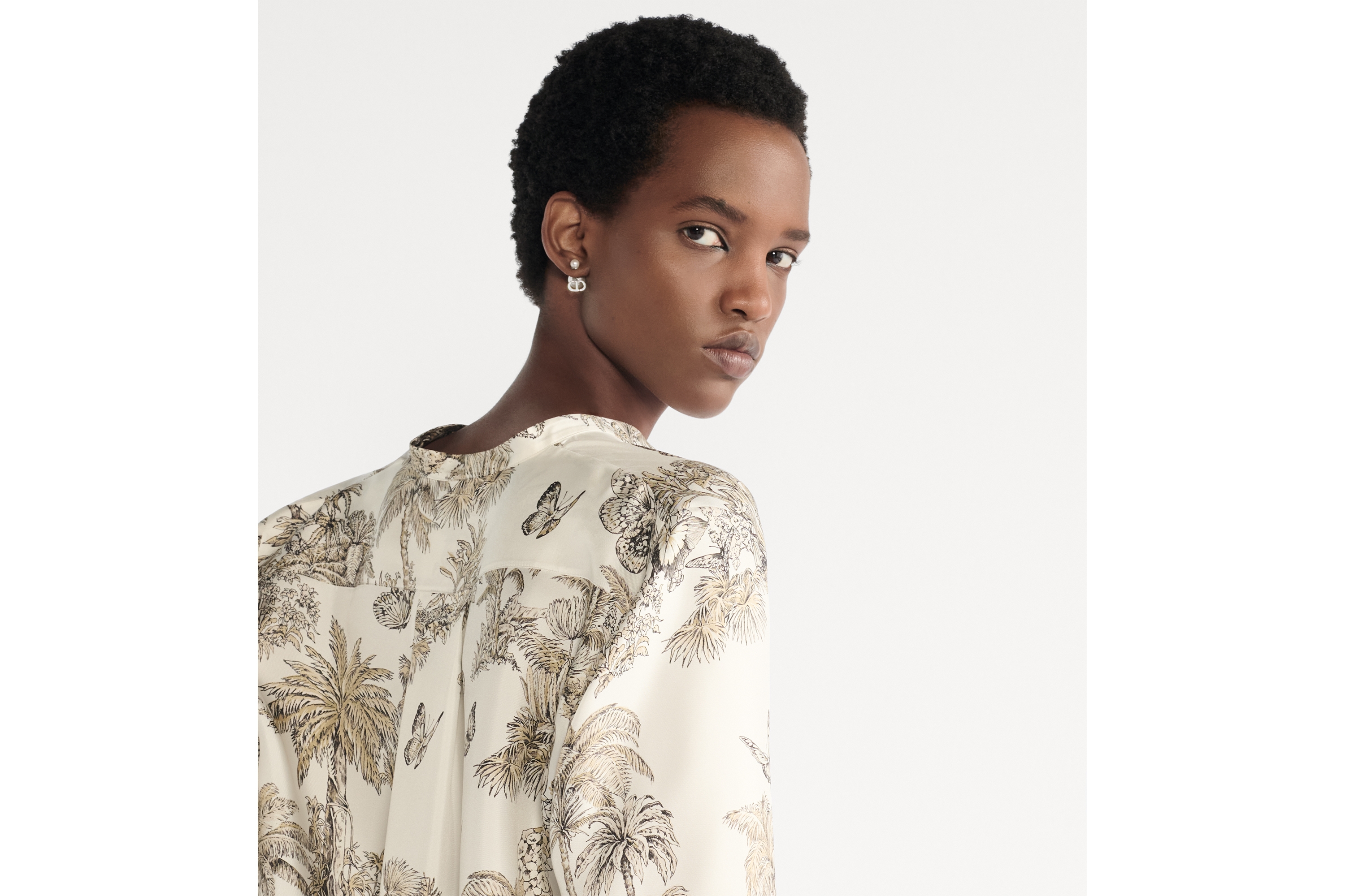 Look Dioriviera Long Blouse White and Hazelnut Silk Twill with Toile de Jouy Palms Motif E05