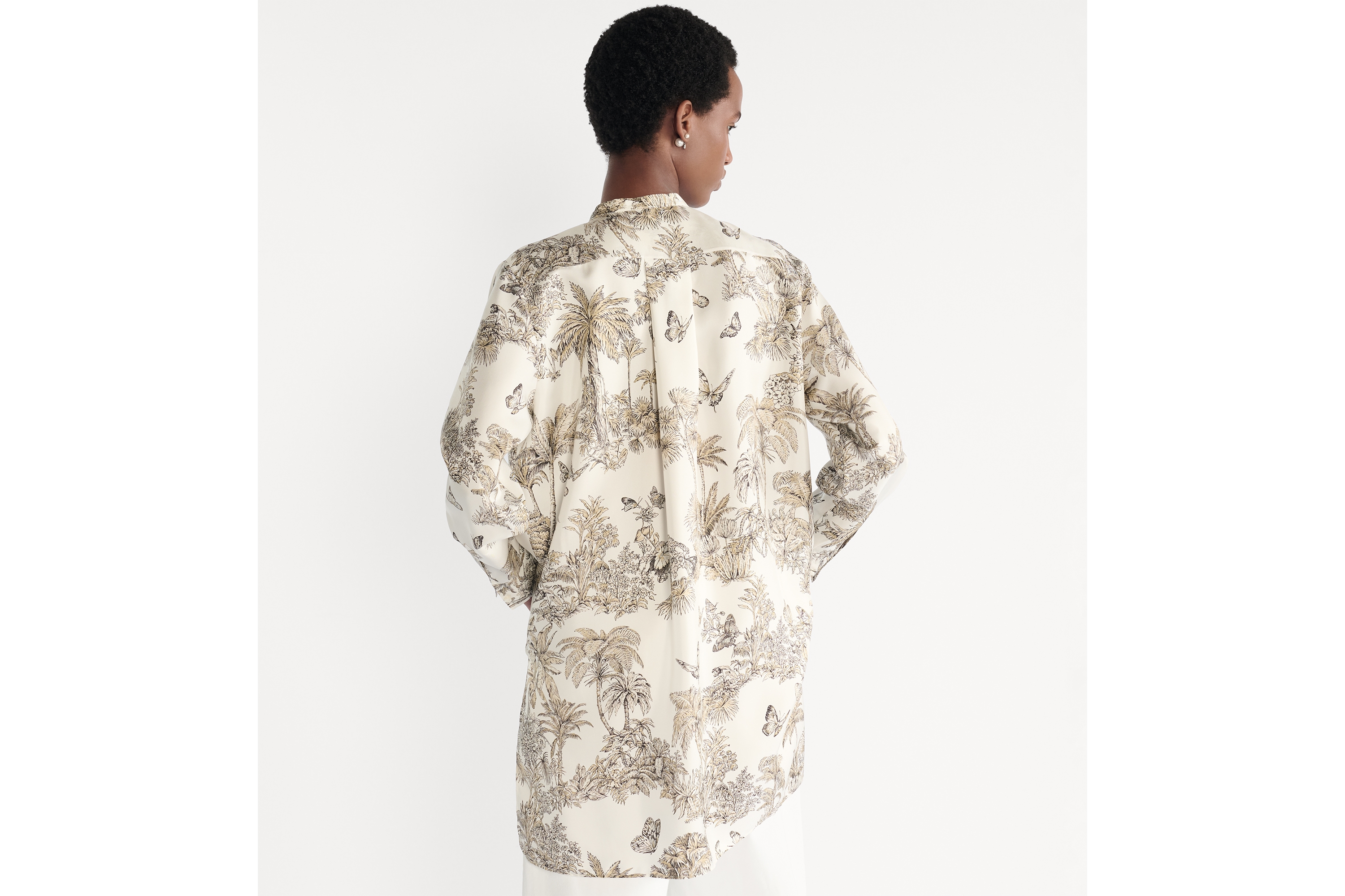 Look Dioriviera Long Blouse White and Hazelnut Silk Twill with Toile de Jouy Palms Motif E06