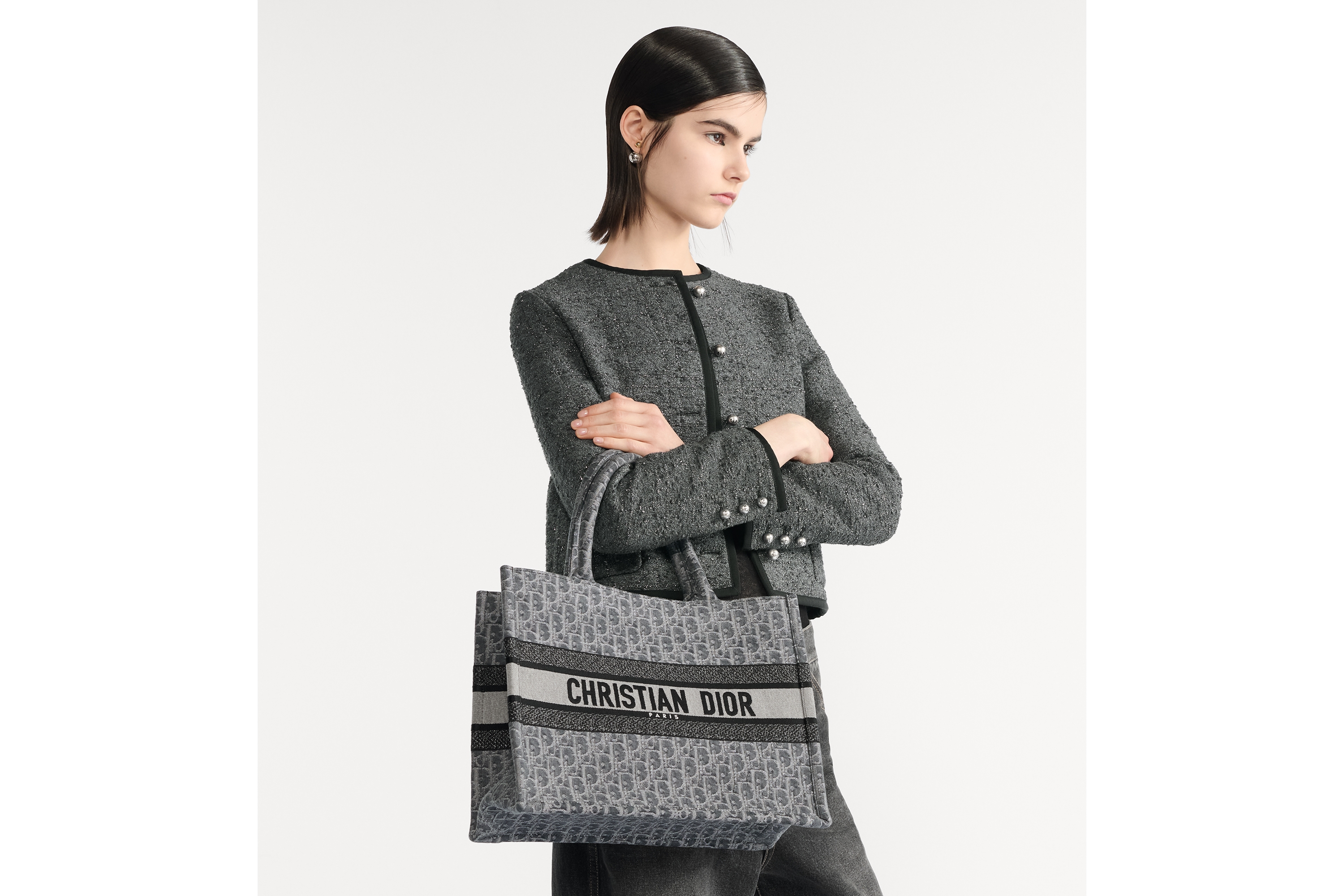 look_image_alt_prefix Mittelgroße Dior Book Tote Denim Dior Oblique Stickerei in Grau (36 x 27,5 x 16,5 cm) E05