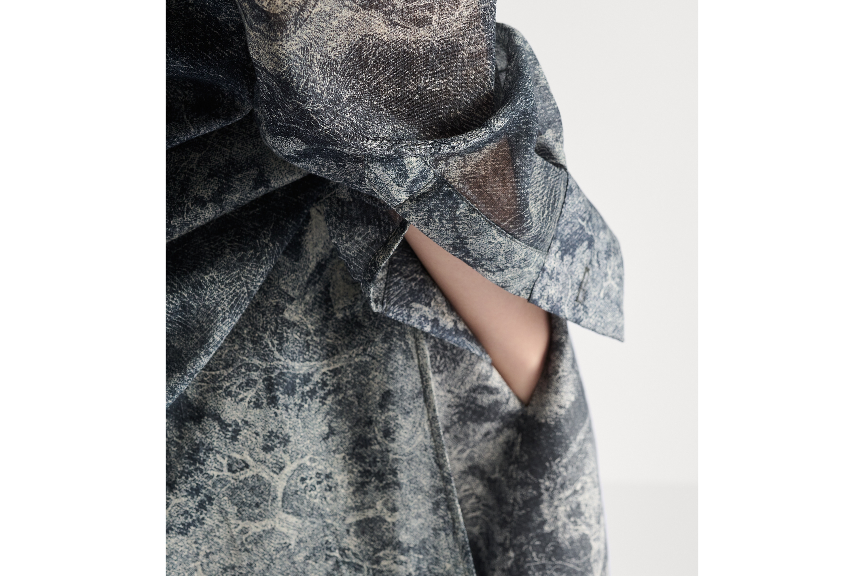 look_image_alt_prefix Blusa larga Dioriviera Muselina de algodón en azul oscuro y blanco con motivo Toile de Jouy Sauvage E10