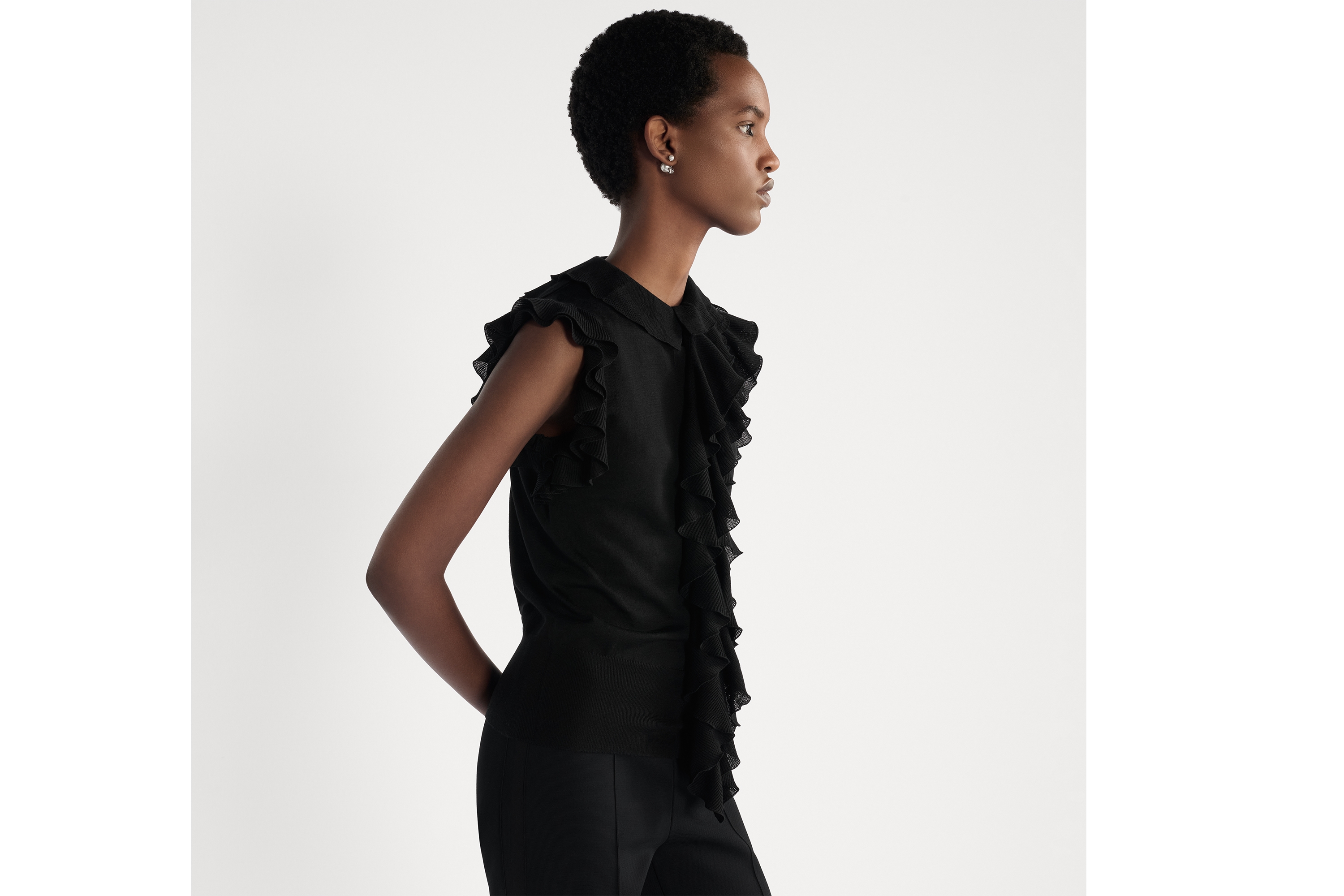 look_image_alt_prefix ルーシュカラー付き ノースリーブトップス バージンウール ニット E04