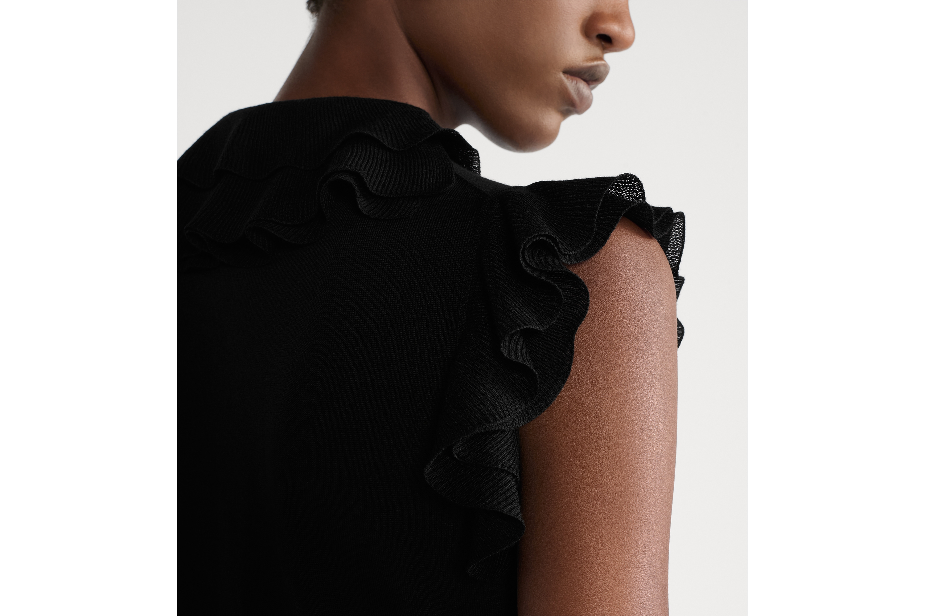 look_image_alt_prefix ルーシュカラー付き ノースリーブトップス バージンウール ニット E06