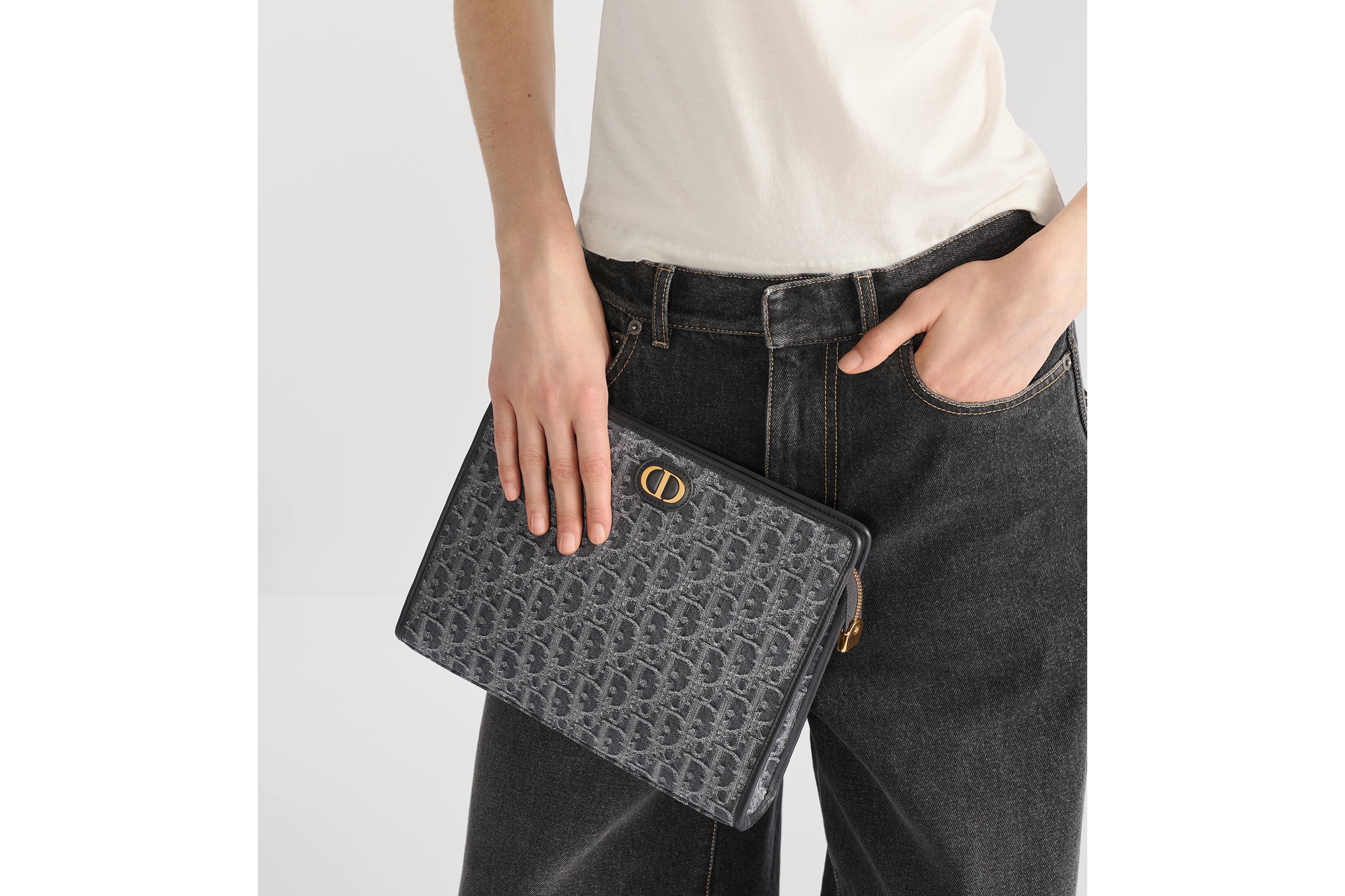 30 Montaigne Dea Pouch