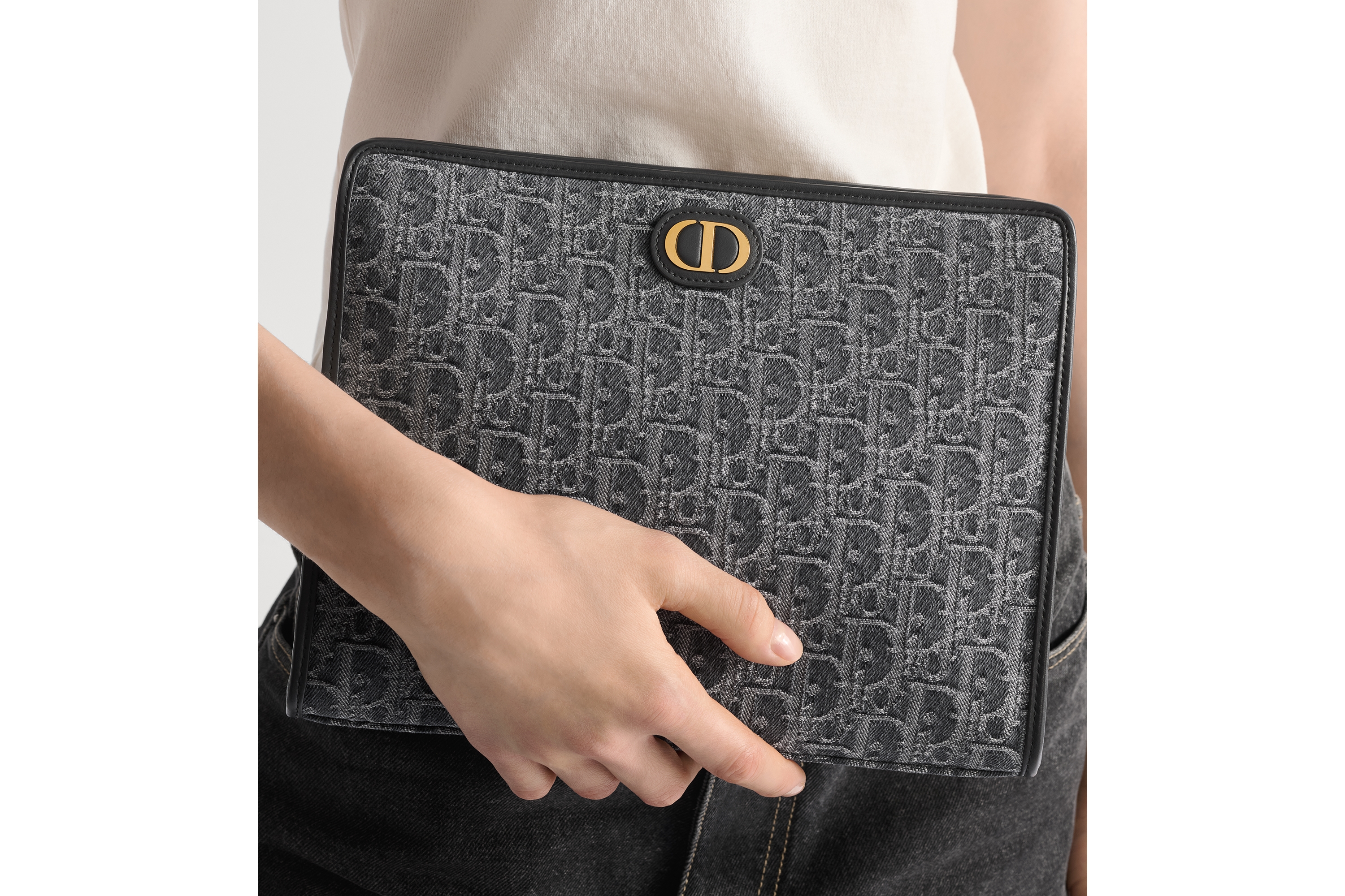 30 Montaigne Dea Pouch