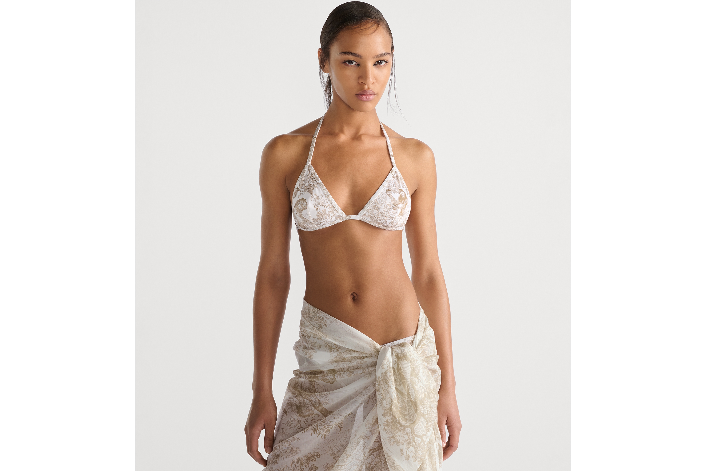 Look Dioriviera Bikini Top White and Hazelnut Technical Fabric with Toile de Jouy Sauvage Motif E04