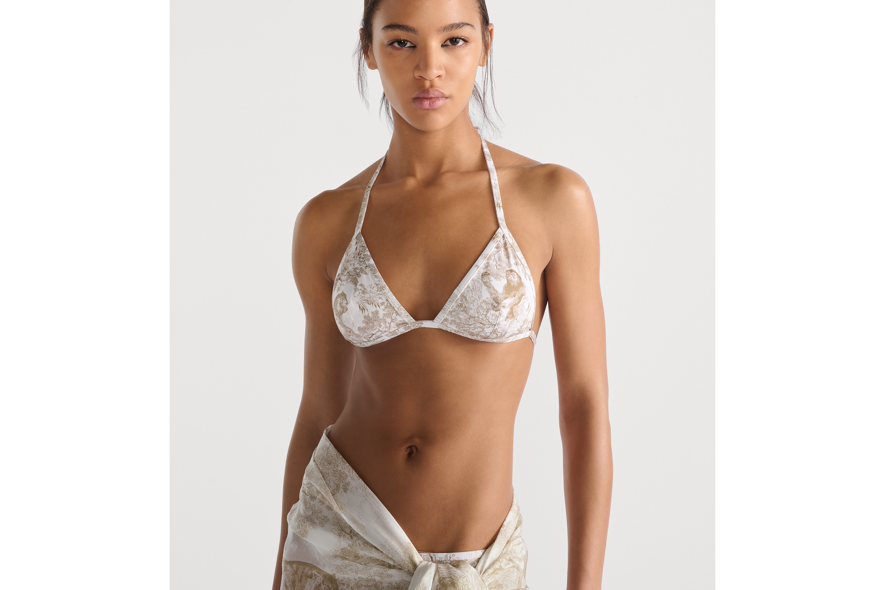 Look Dioriviera Bikini Top White and Hazelnut Technical Fabric with Toile de Jouy Sauvage Motif E05