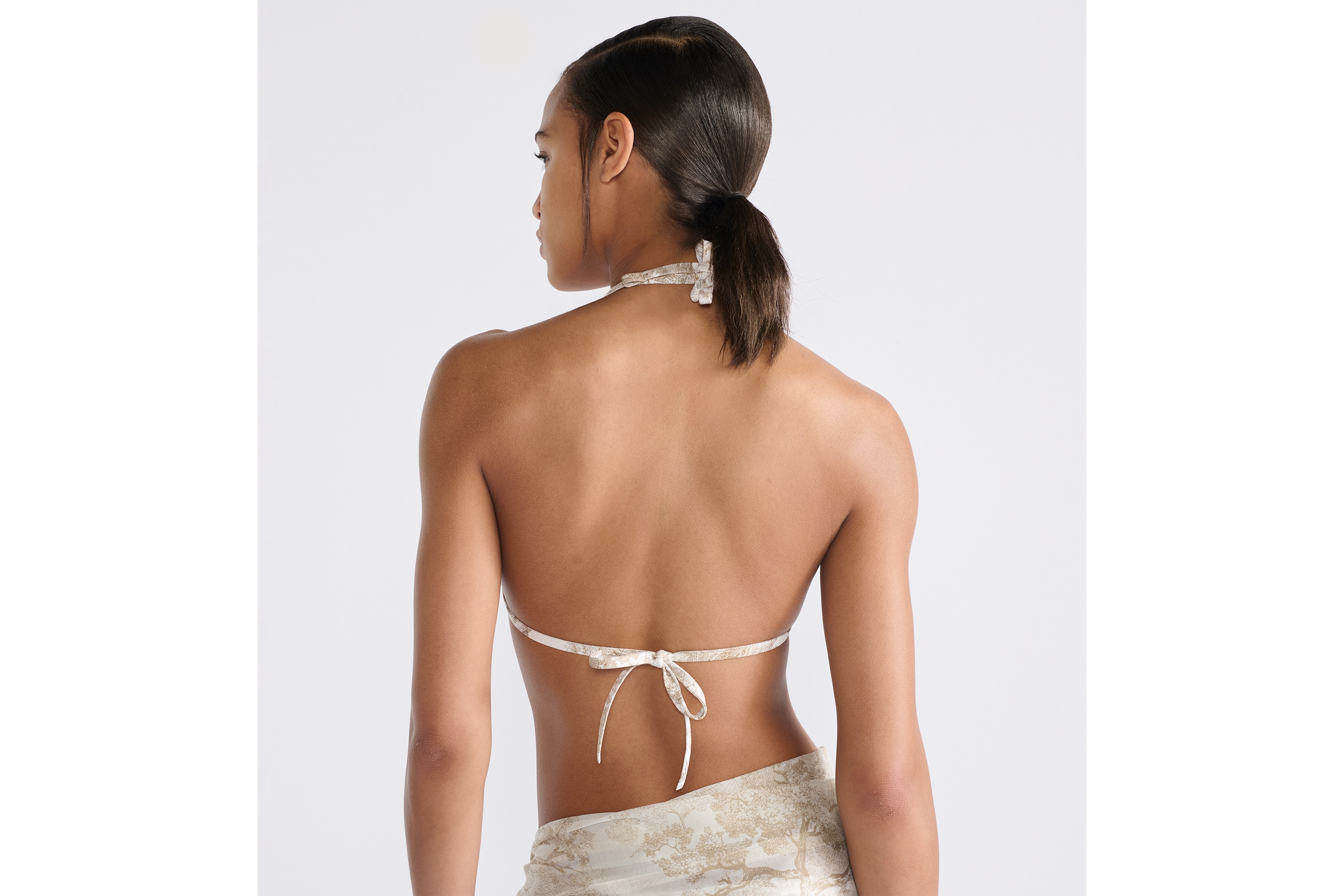 Look Dioriviera Bikini Top White and Hazelnut Technical Fabric with Toile de Jouy Sauvage Motif E06