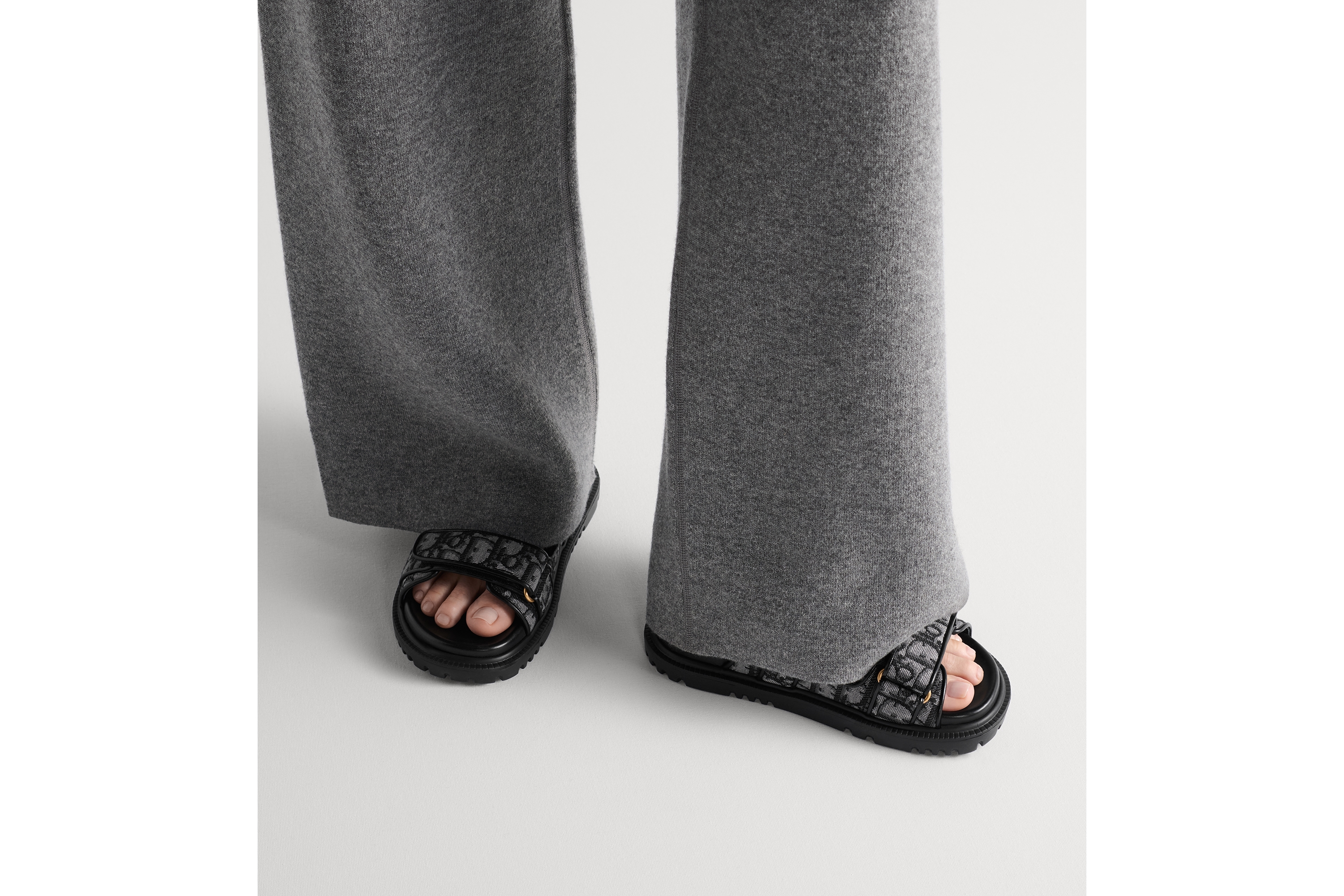 Look Mule Dioract Coton brodé du motif Dior Oblique gris foncé E14