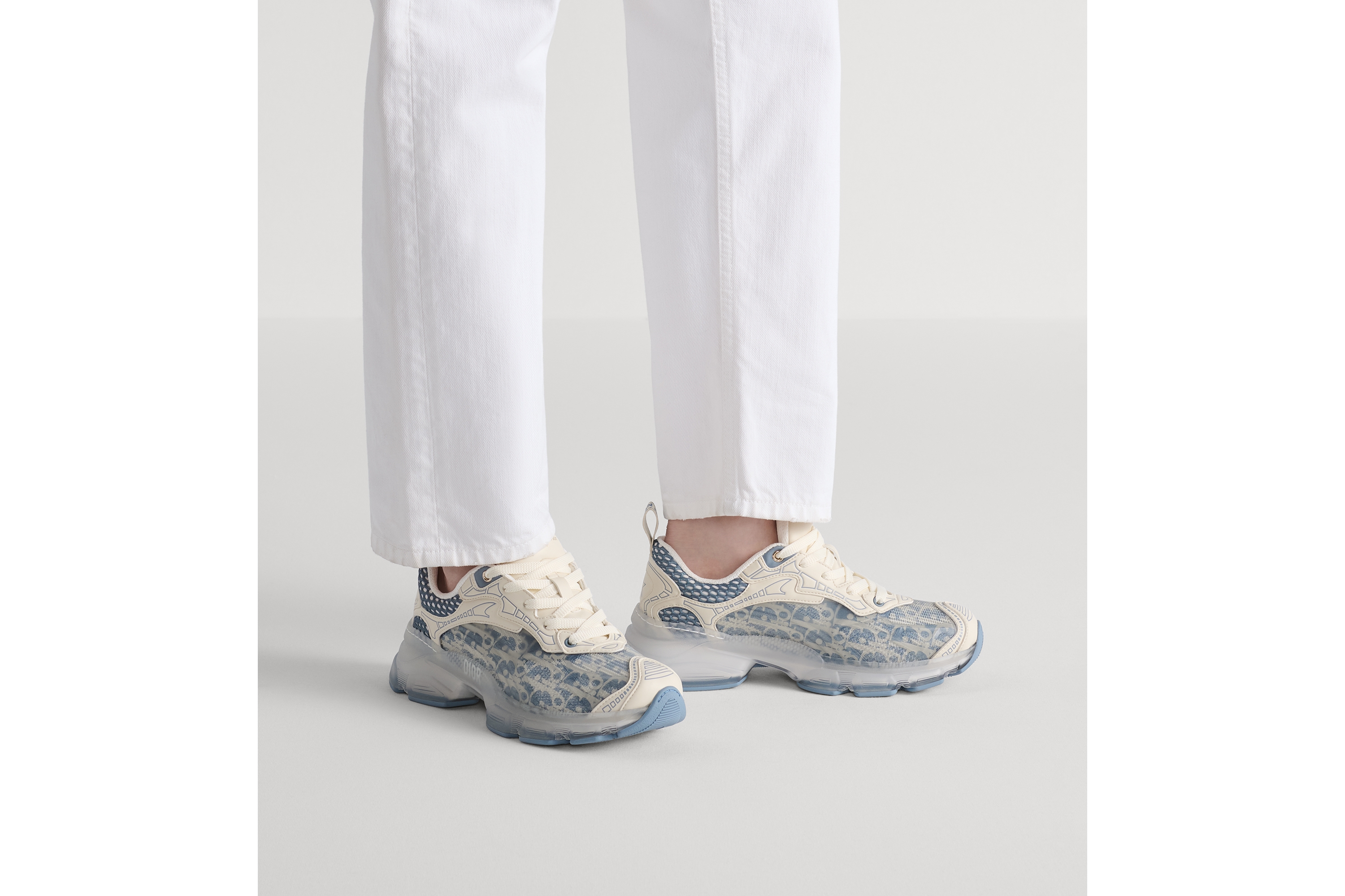 Look Dior Vibe Sneaker White and Chambray Blue Dior Oblique Technical Fabric and Transparent Rubber E14