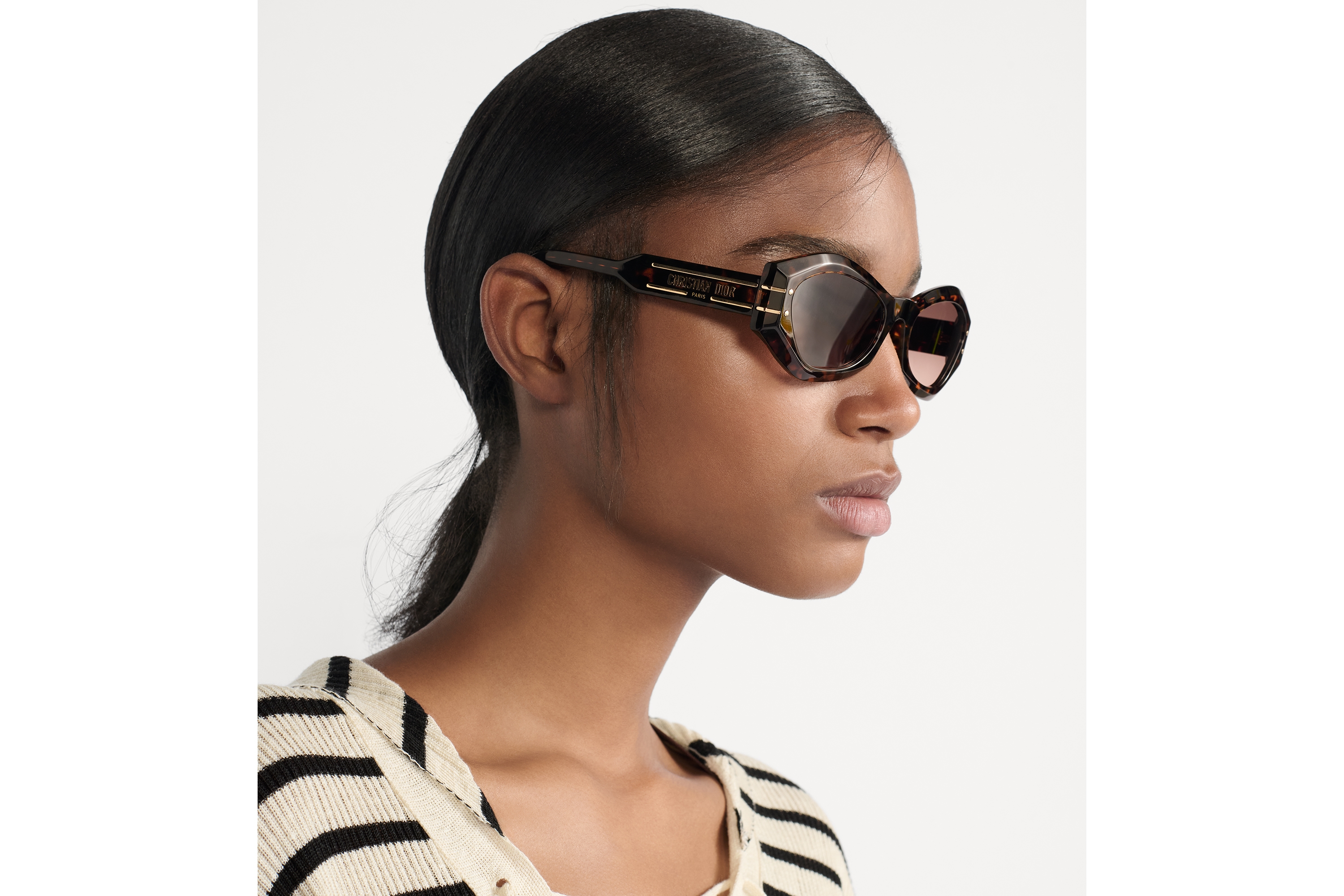 look_image_alt_prefix DiorSignature B1U Butterfly-Sonnenbrille in Tiefbraun mit Schildpattoptik E08