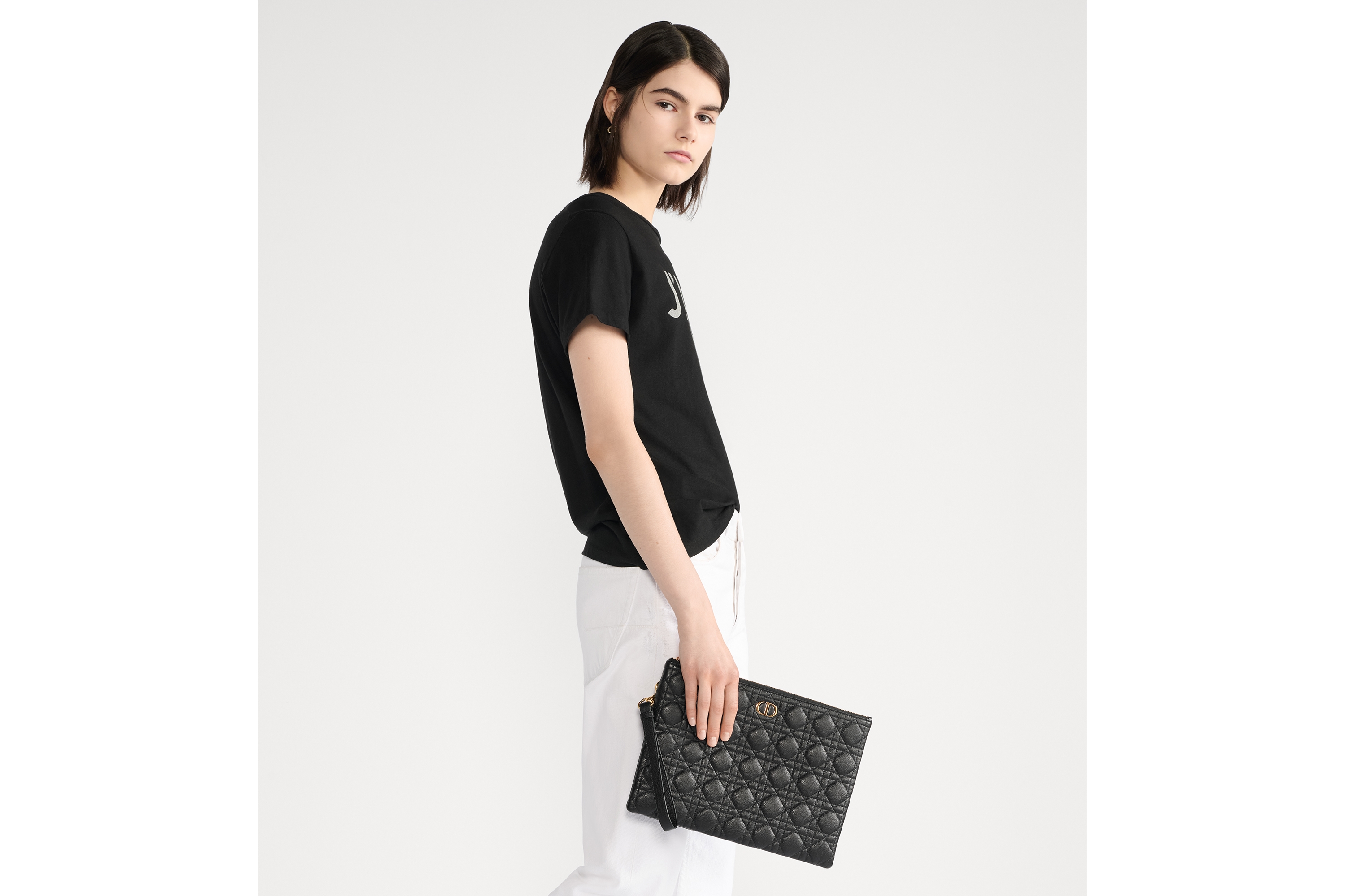 look_image_alt_prefix Dior Caro Daily 大型日常手拿包 黑色柔軟 Cannage 籐格紋小牛皮 E05