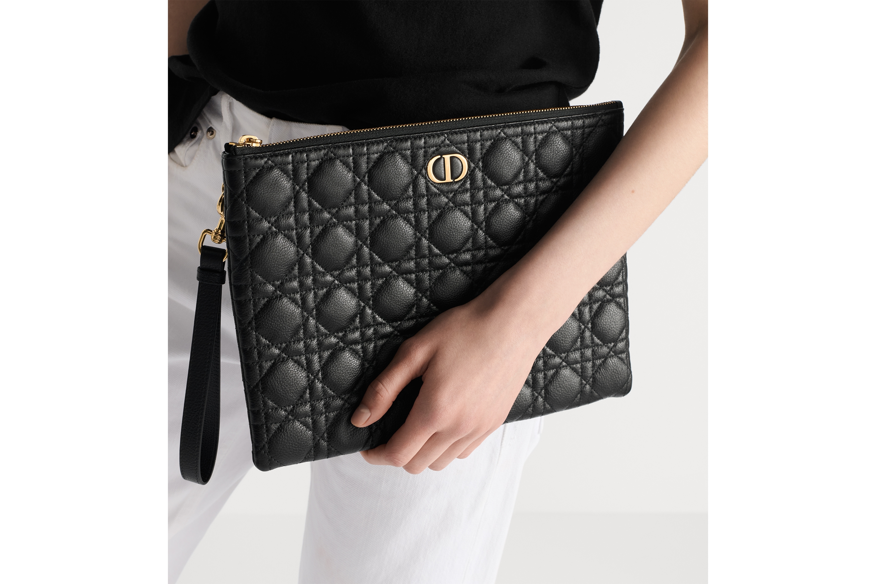 look_image_alt_prefix Dior Caro Daily 大型日常手拿包 黑色柔軟 Cannage 籐格紋小牛皮 E10