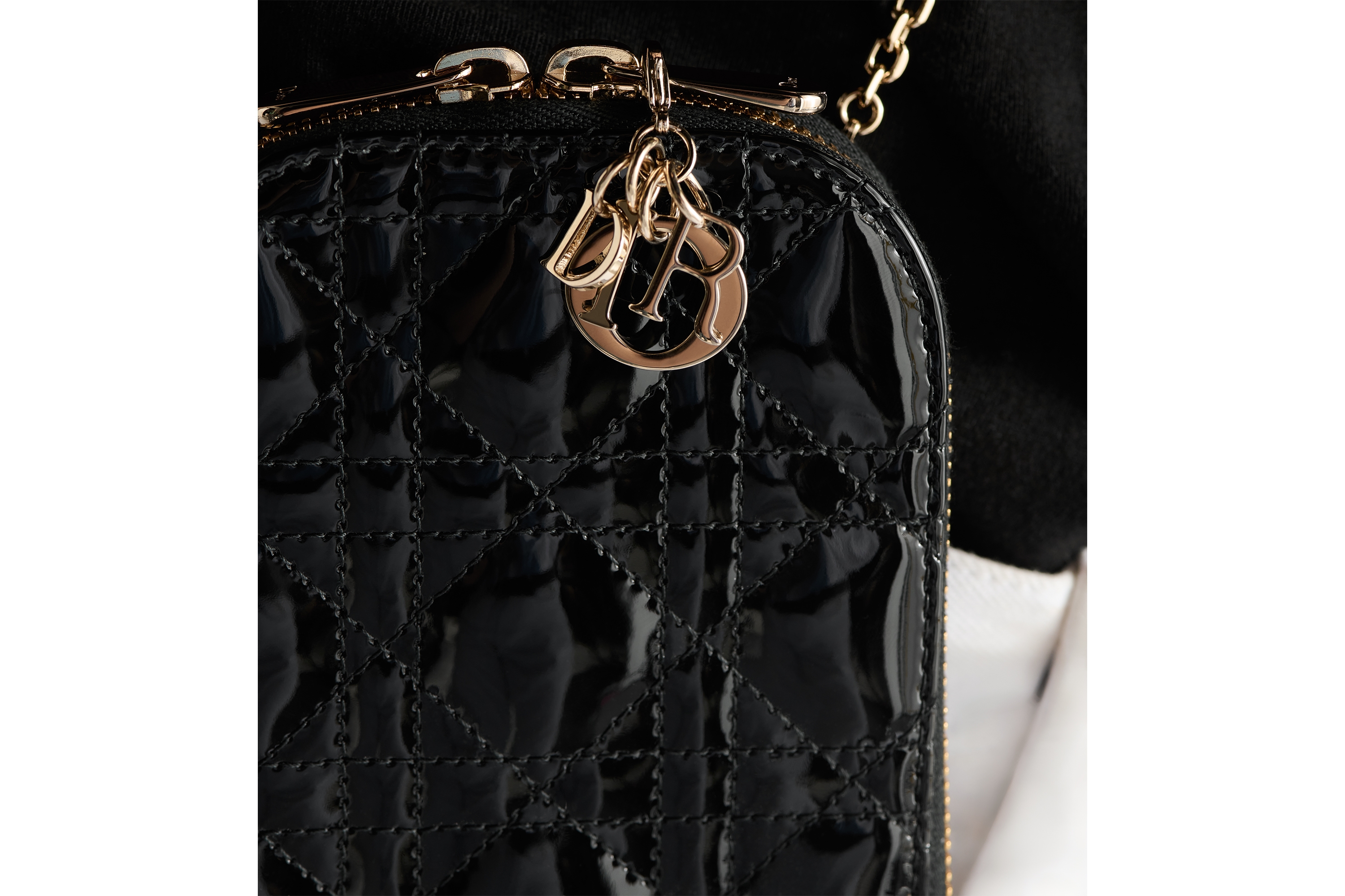 Look Étui pour téléphone Call'in Dior Lady Dior Cuir de veau Cannage verni noir E17