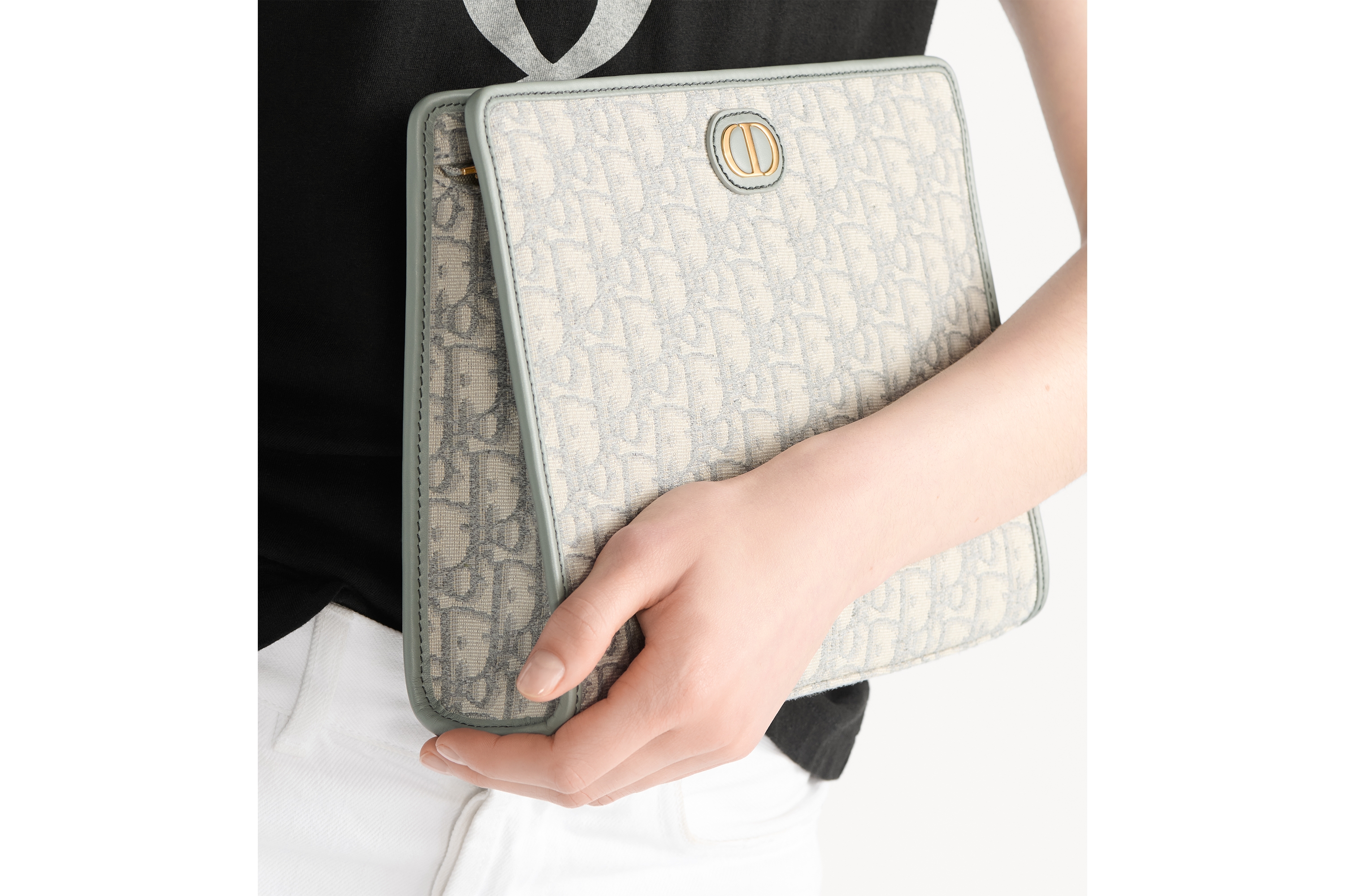 Look 30 Montaigne Dea Pouch Gray Dior Oblique Jacquard E10