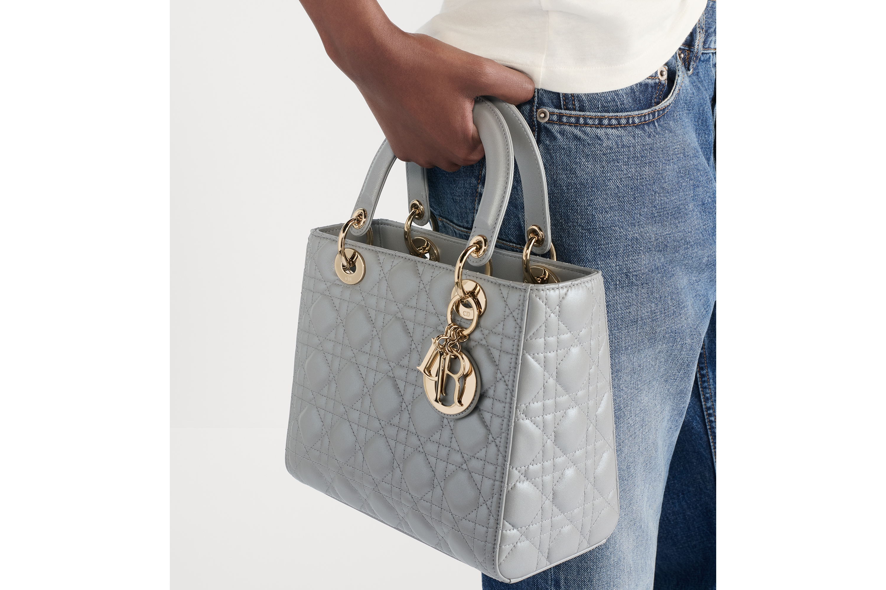 look_image_alt_prefix Lady Dior 미디엄 백 오팔린 그레이 펄 까나쥬 양가죽 E11