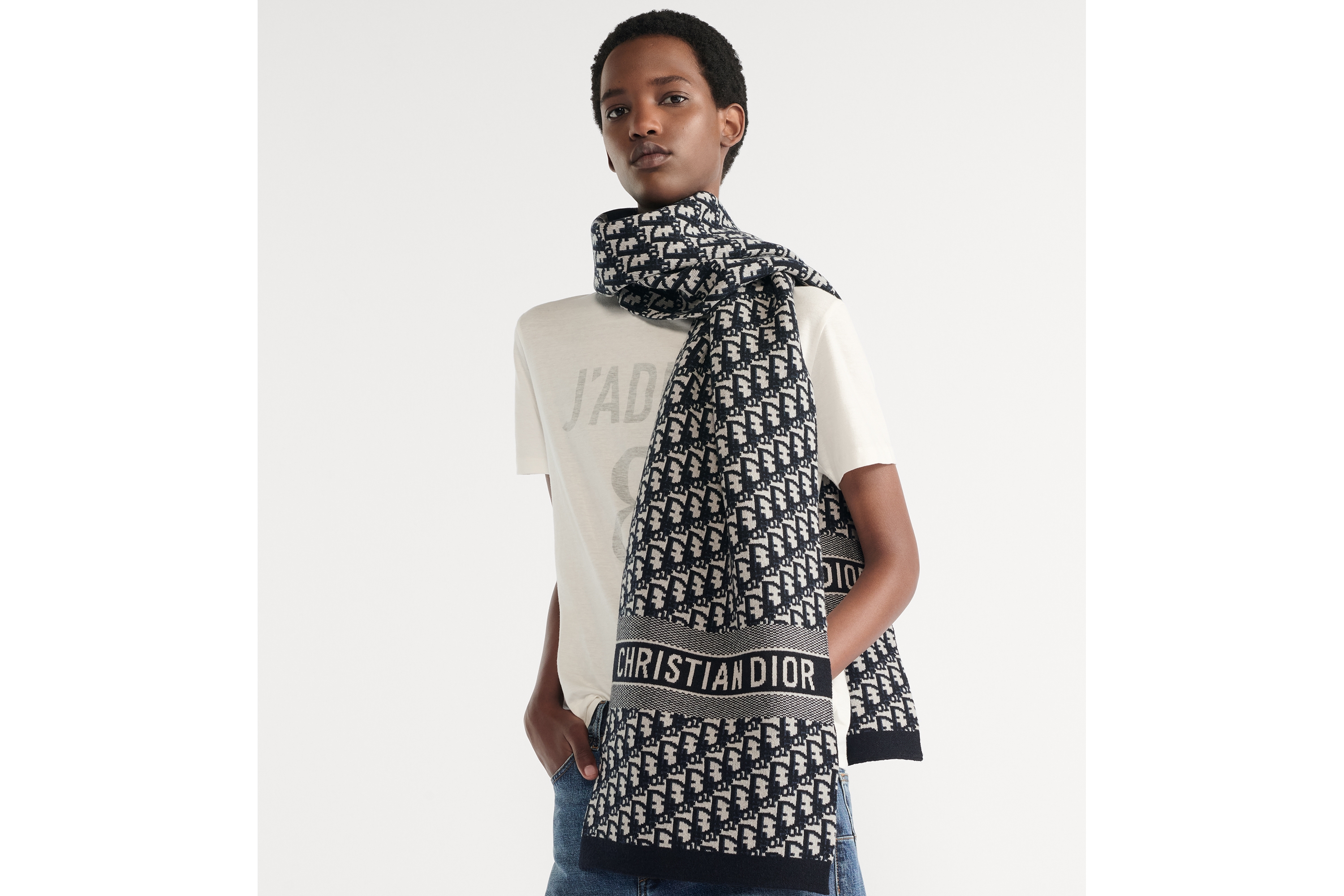 Look DiorAlps Dior Oblique Scarf Ecru and Navy Blue Cashmere-Blend Intarsia Jacquard E04