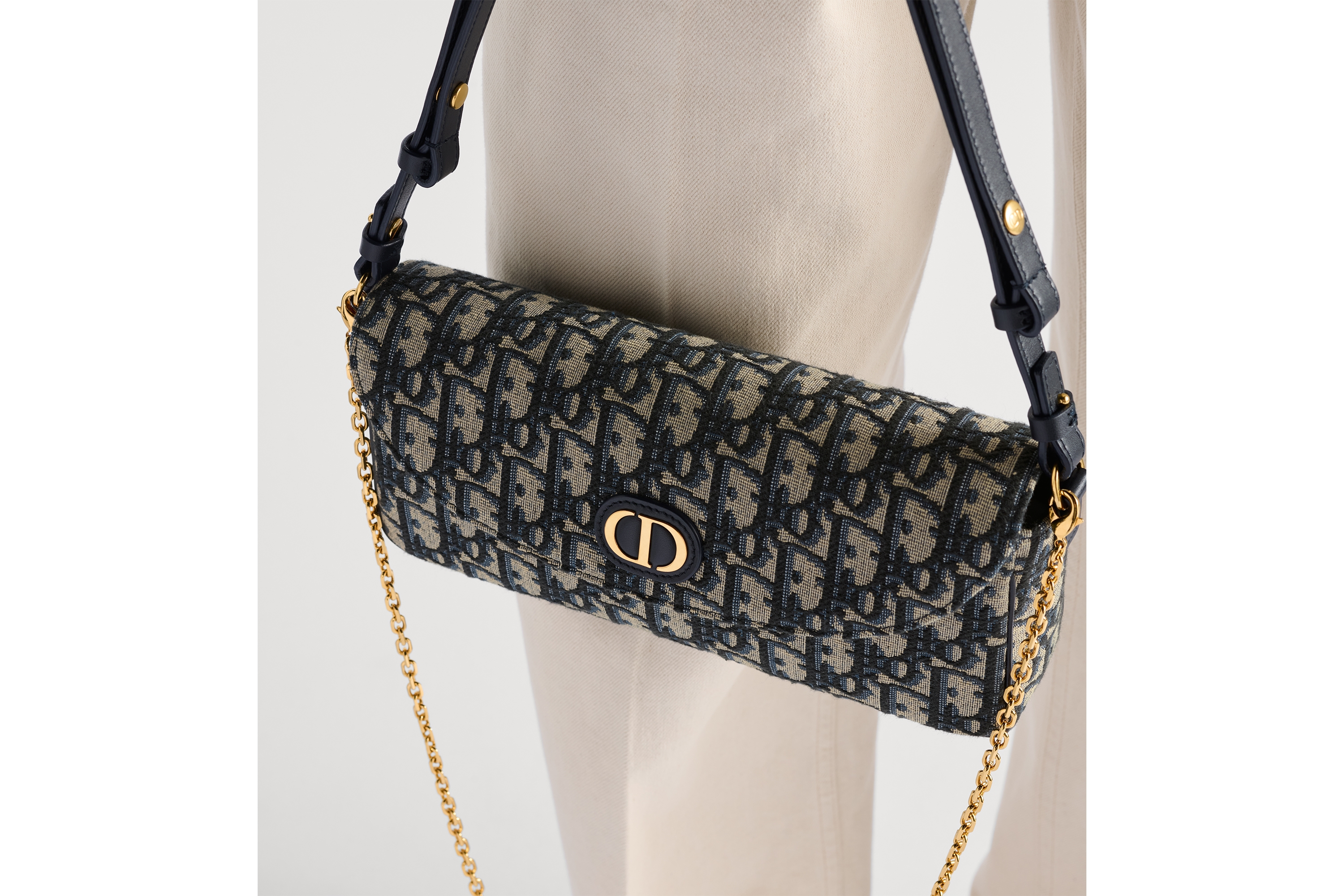 30 Montaigne D-Vine Pouch with Chain