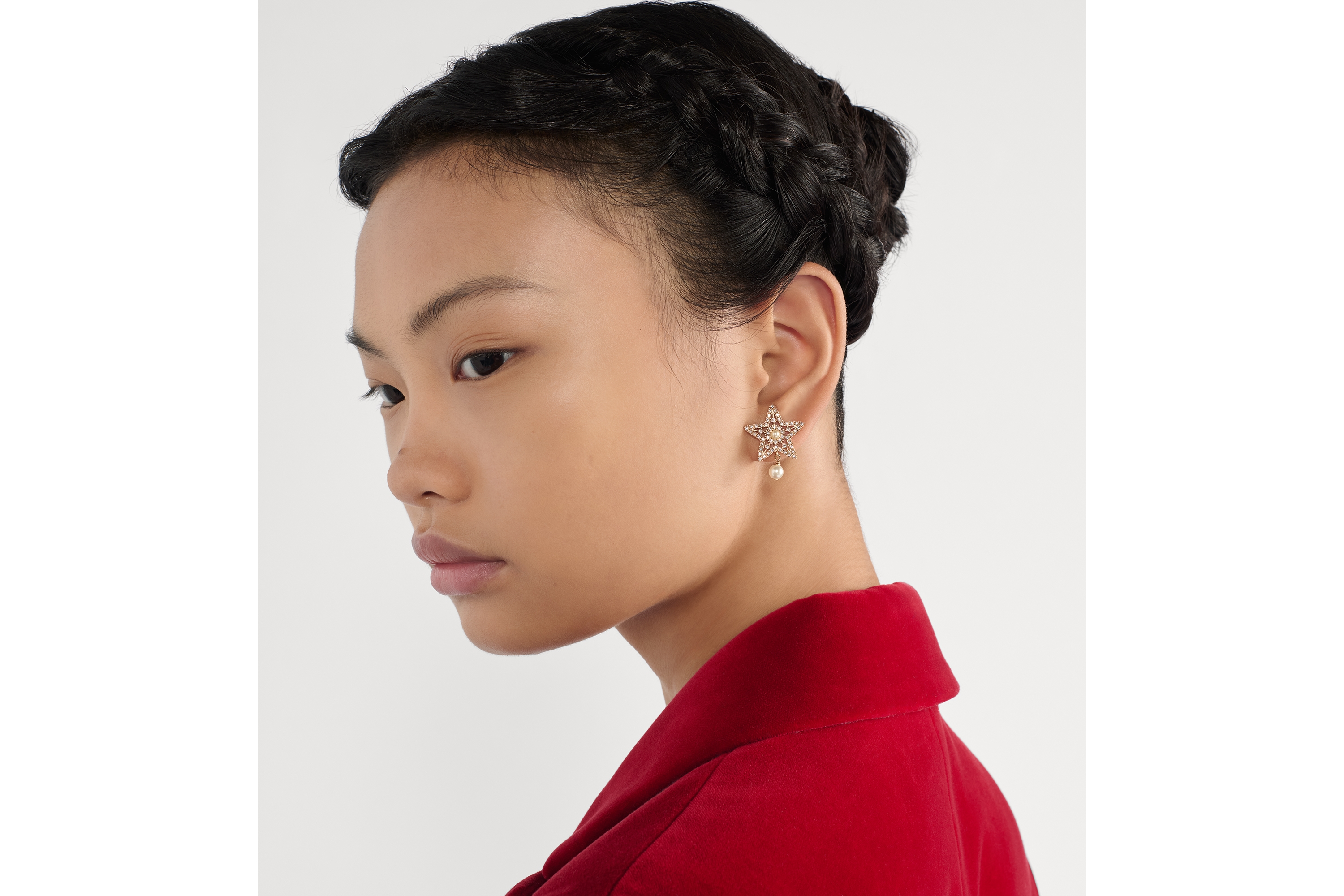 Brincos Nuit Étoilée Metal com acabamento dourado-claro, pérolas de resina branca e cristais prateados E07