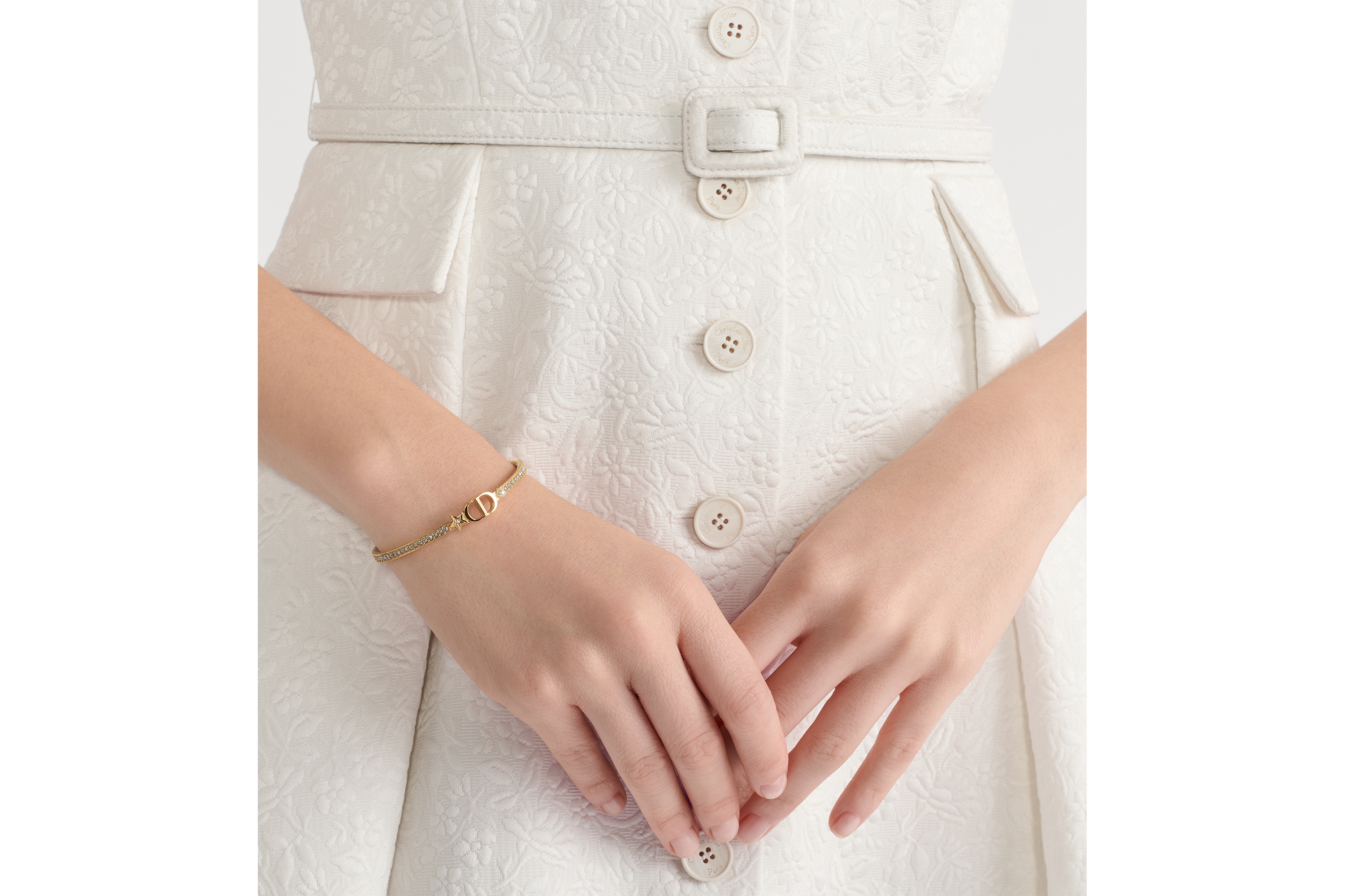 سوار بانغل Petit CD Multi معدن ذهبي ولؤلؤة من الراتنج الأبيض وحبّات كريستال باللون الفضّي E10