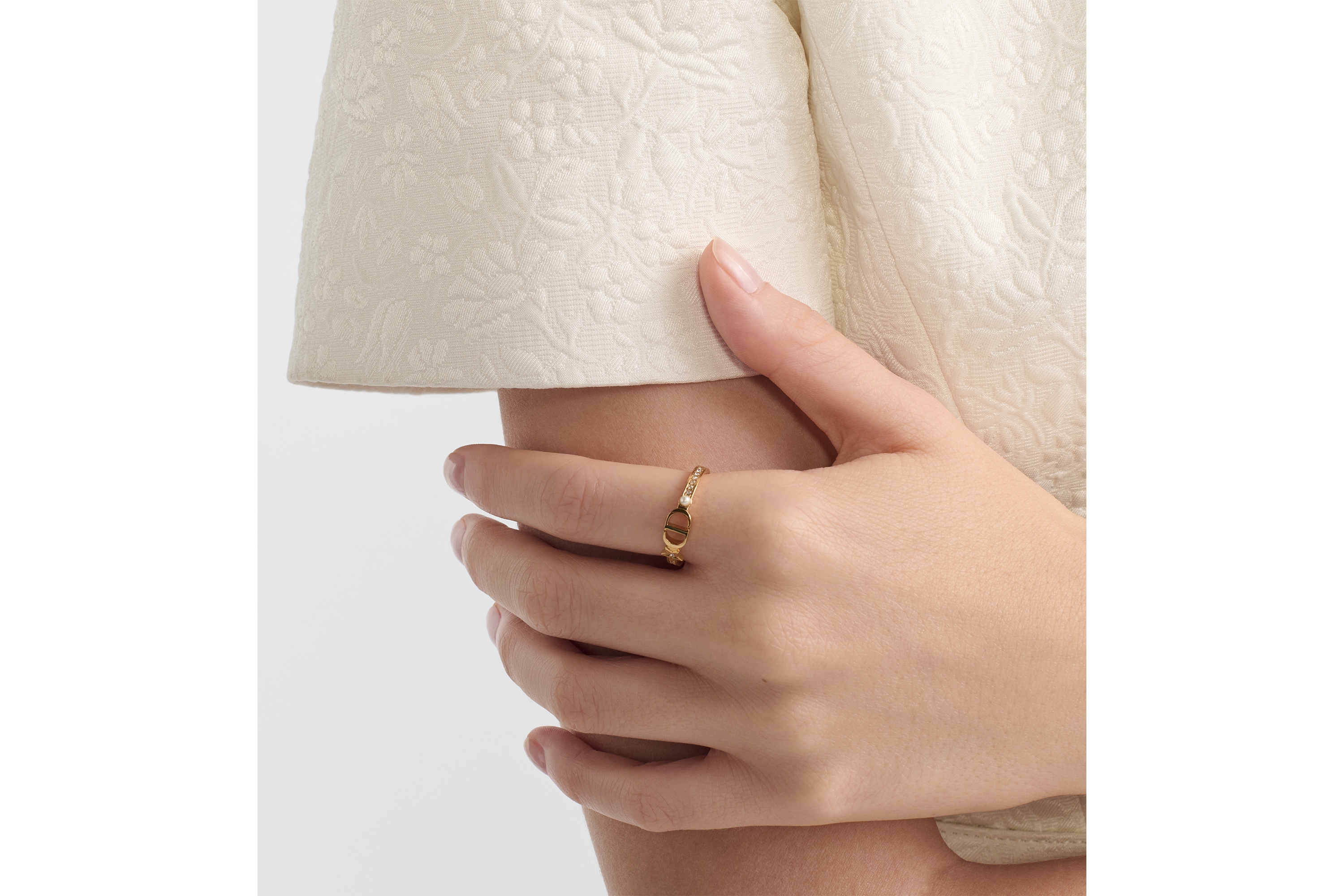 Anel Petit CD Multi Metal com acabamento dourado, pérola de resina branca e cristais prateados E17