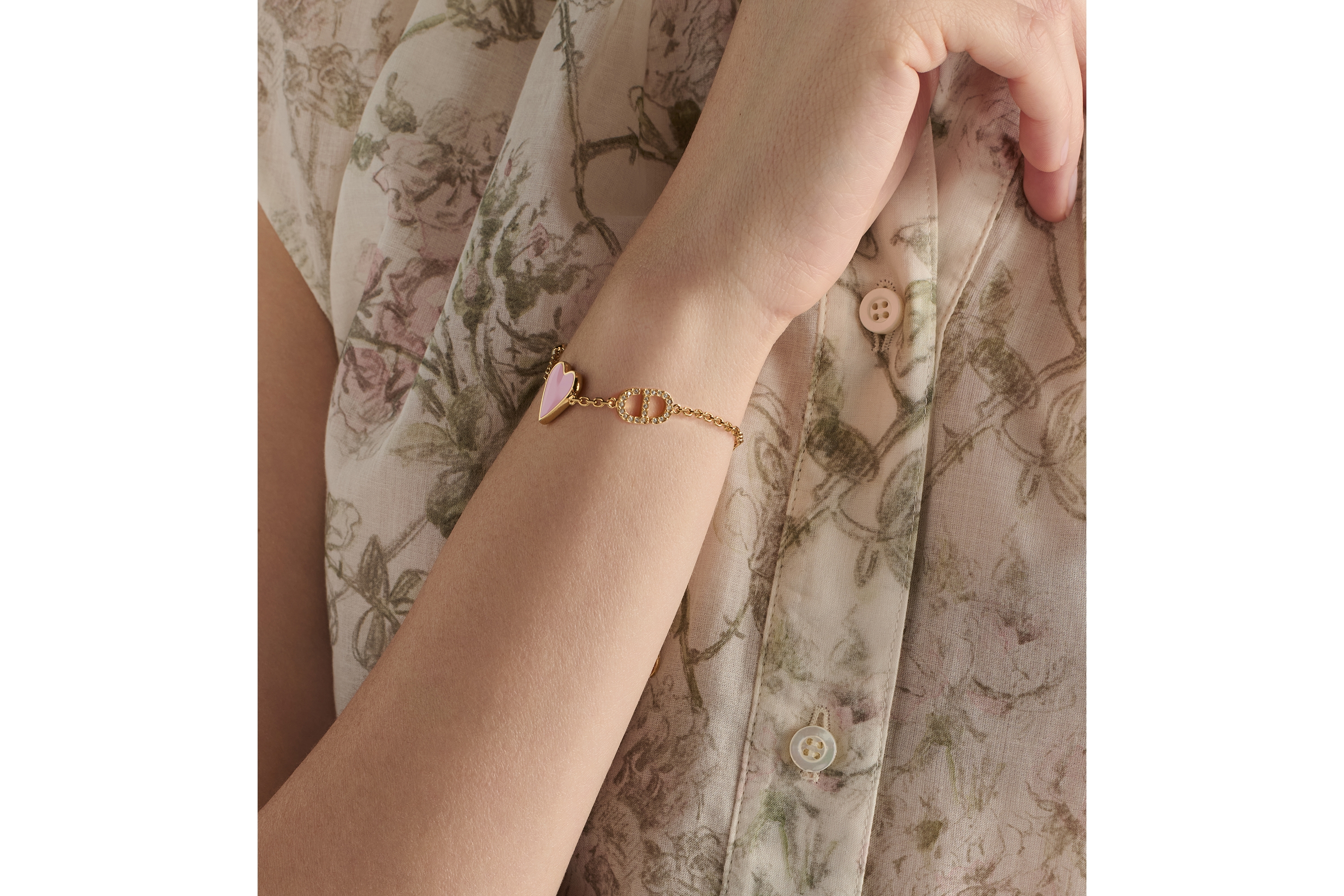 สร้อยข้อมือ Dioramour โลหะเคลือบทอง ไข่มุกเรซินสีขาว คริสตัลโทนสีเงิน และงานเคลือบสีชมพูมาการอง E11