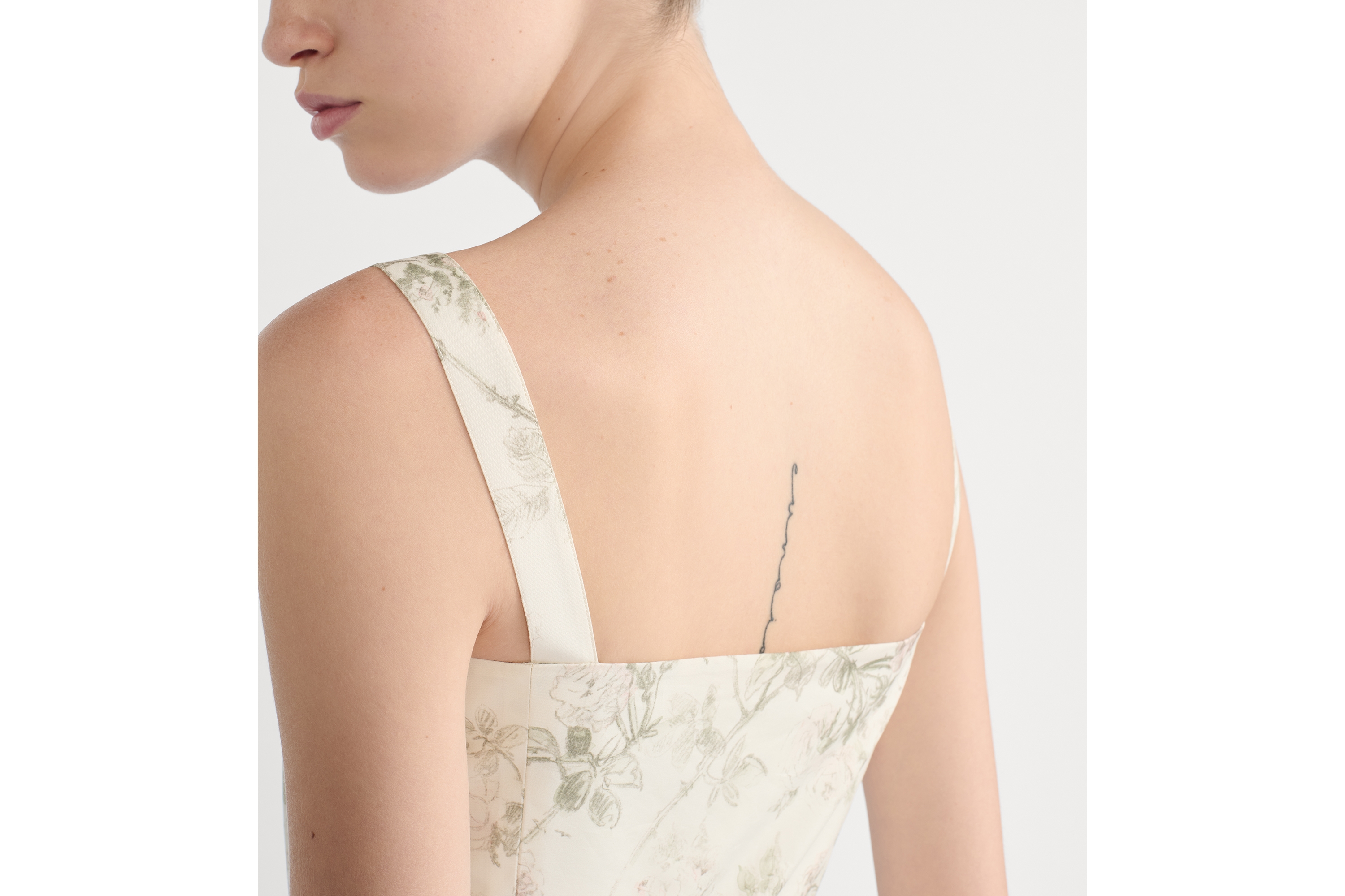 Ausgestelltes Midikleid Baumwoll- und Seidenpopelin in Weiß mit Rosier de Dior Motiv in mehreren Farben E06