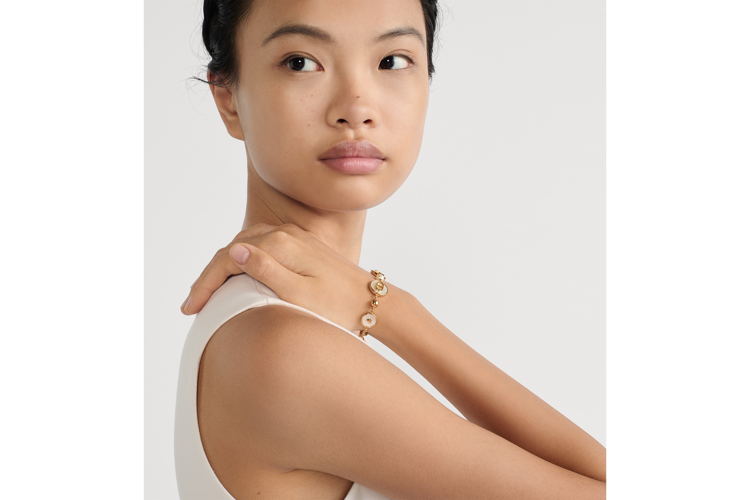 look_image_alt_prefix D-Luck Armband Metall mit Gold-Finish, Kunstharzperlen in Weiß und Perlmutt in Weiß E08