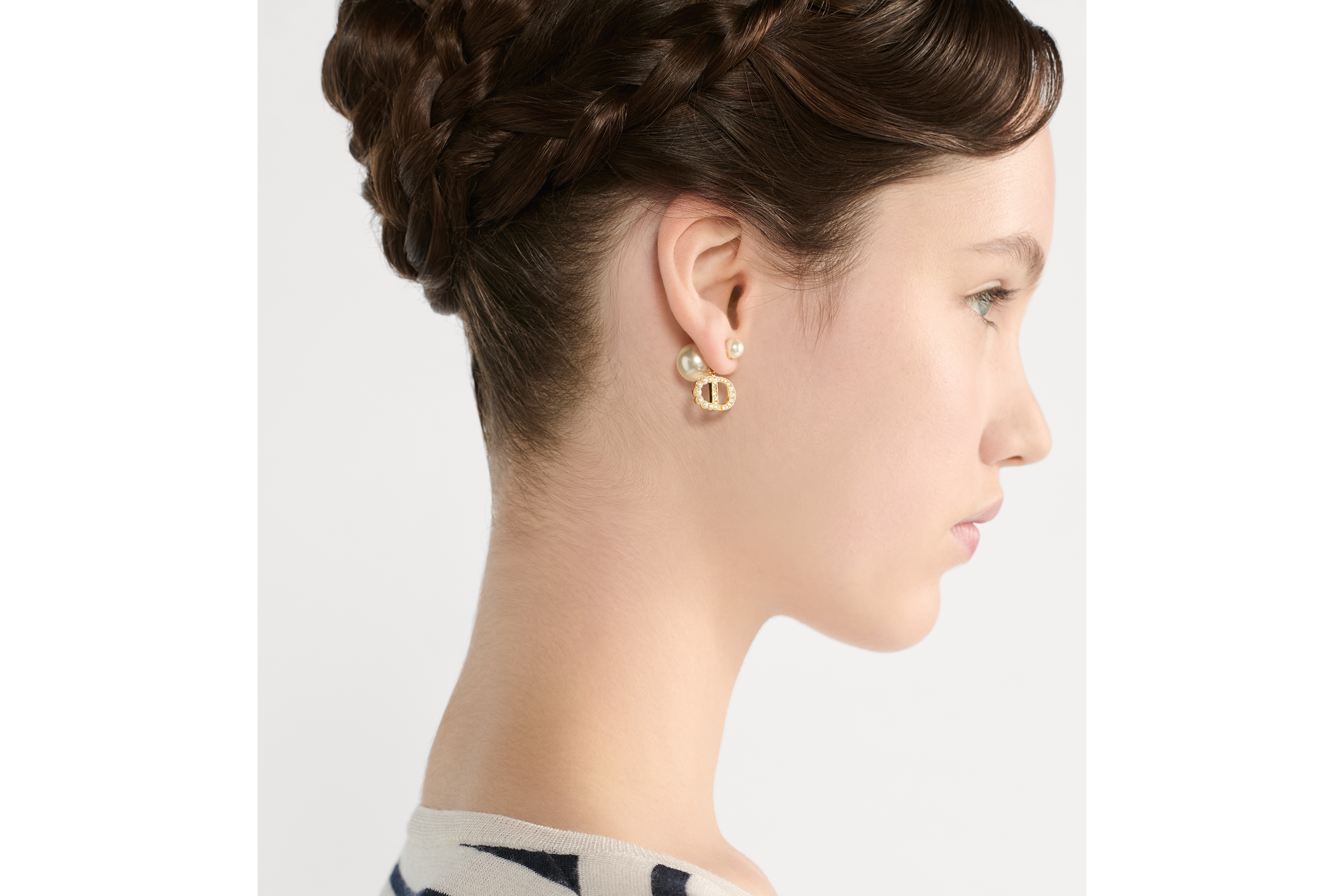 ต่างหู Dior Tribales โลหะเคลือบทอง ไข่มุกเรซินสีขาว และคริสตัลแวววาว E08