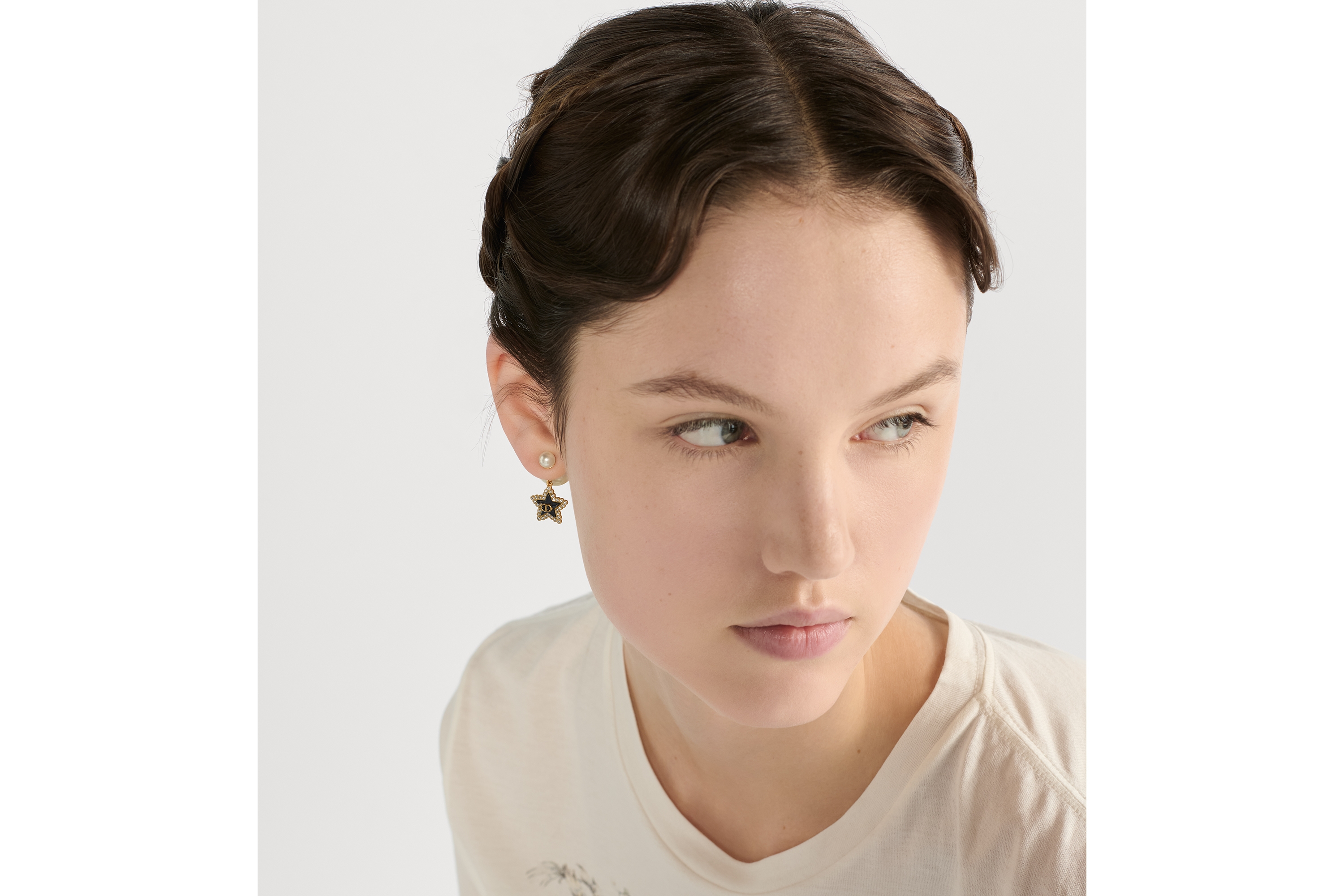 Brincos Dior Tribales Metal com acabamento dourado, pérolas de resina branca, cristais prateados e vidro azul-oceano E08