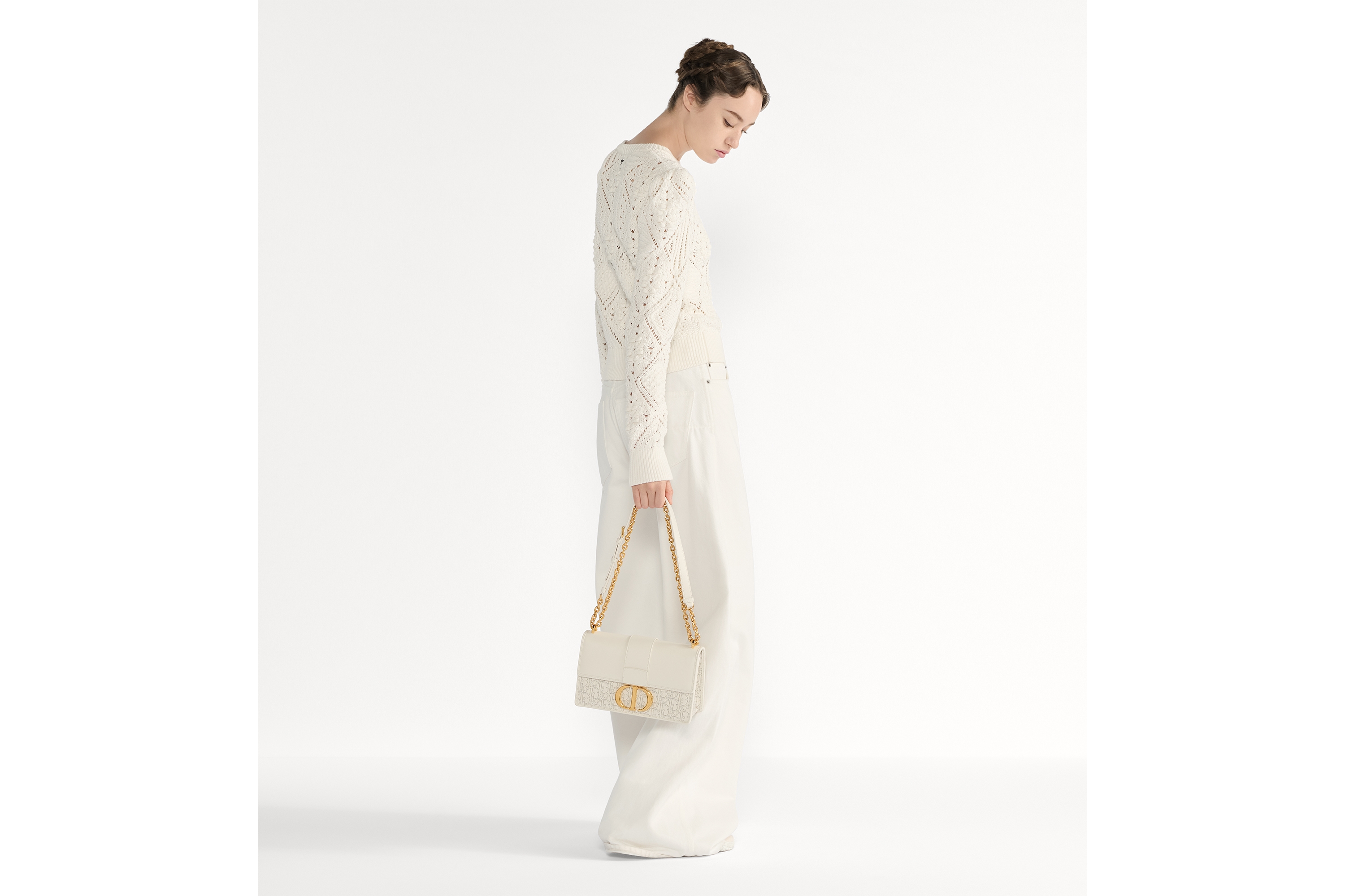 Look 30 Montaigne Chain Bag Latte Smooth Calfskin and White Dior Oblique Jacquard with Contrasting Black Topstitching E02