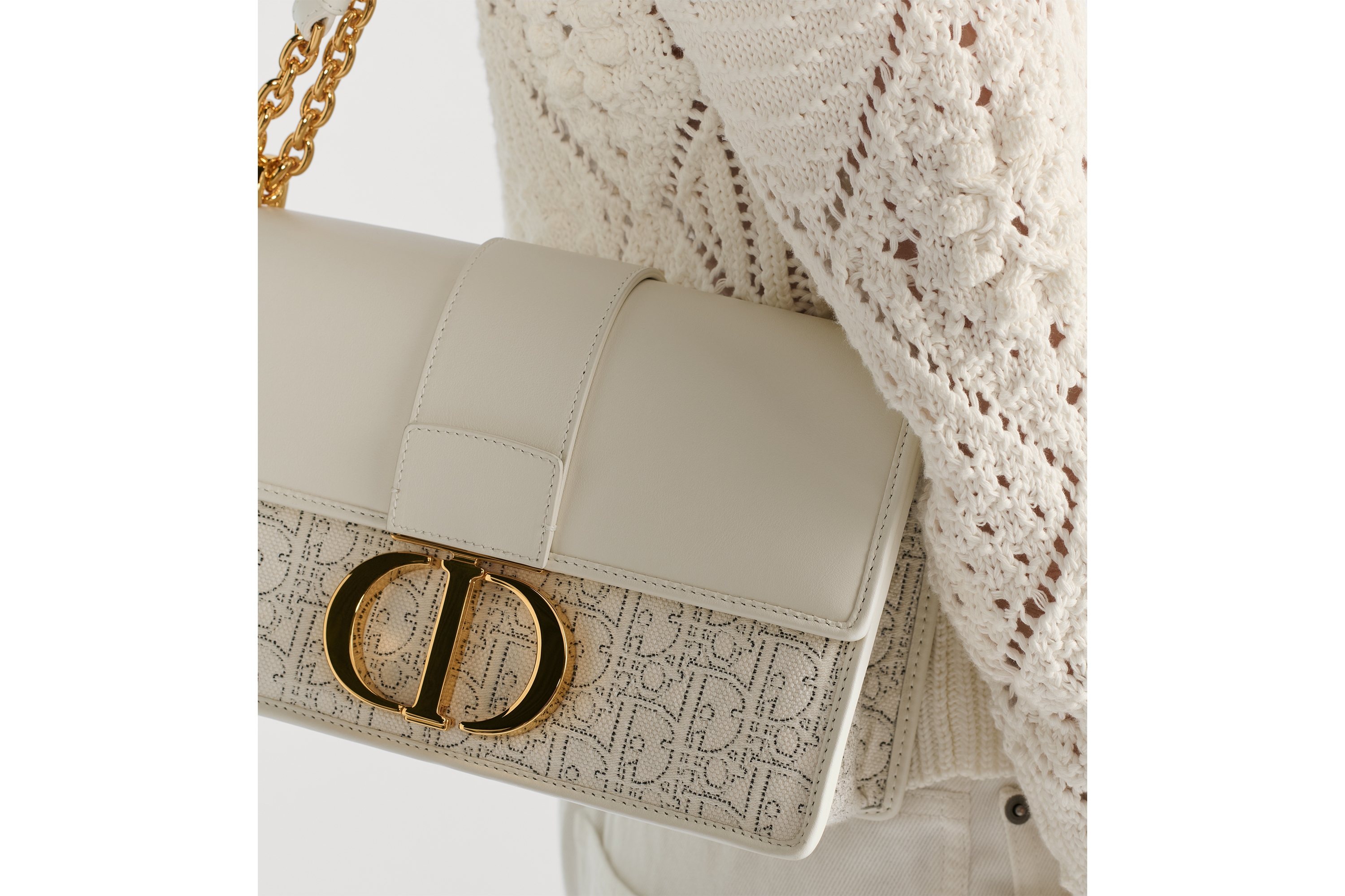 Look 30 Montaigne Chain Bag Latte Smooth Calfskin and White Dior Oblique Jacquard with Contrasting Black Topstitching E11