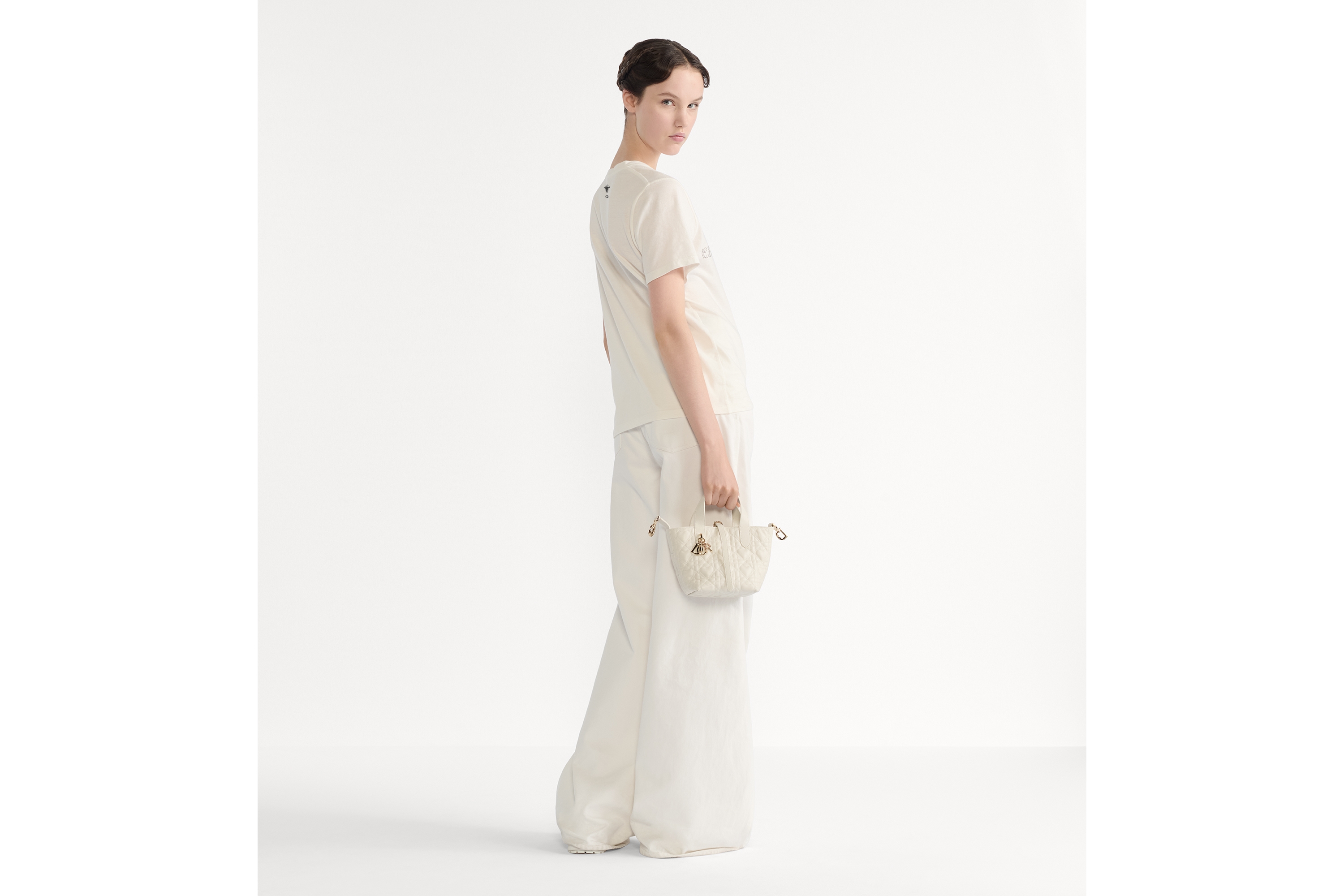 look_image_alt_prefix Dior Toujours 直式微型托特包 奶白色 Cannage 籐格紋小牛皮搭配愛心圖案 E02