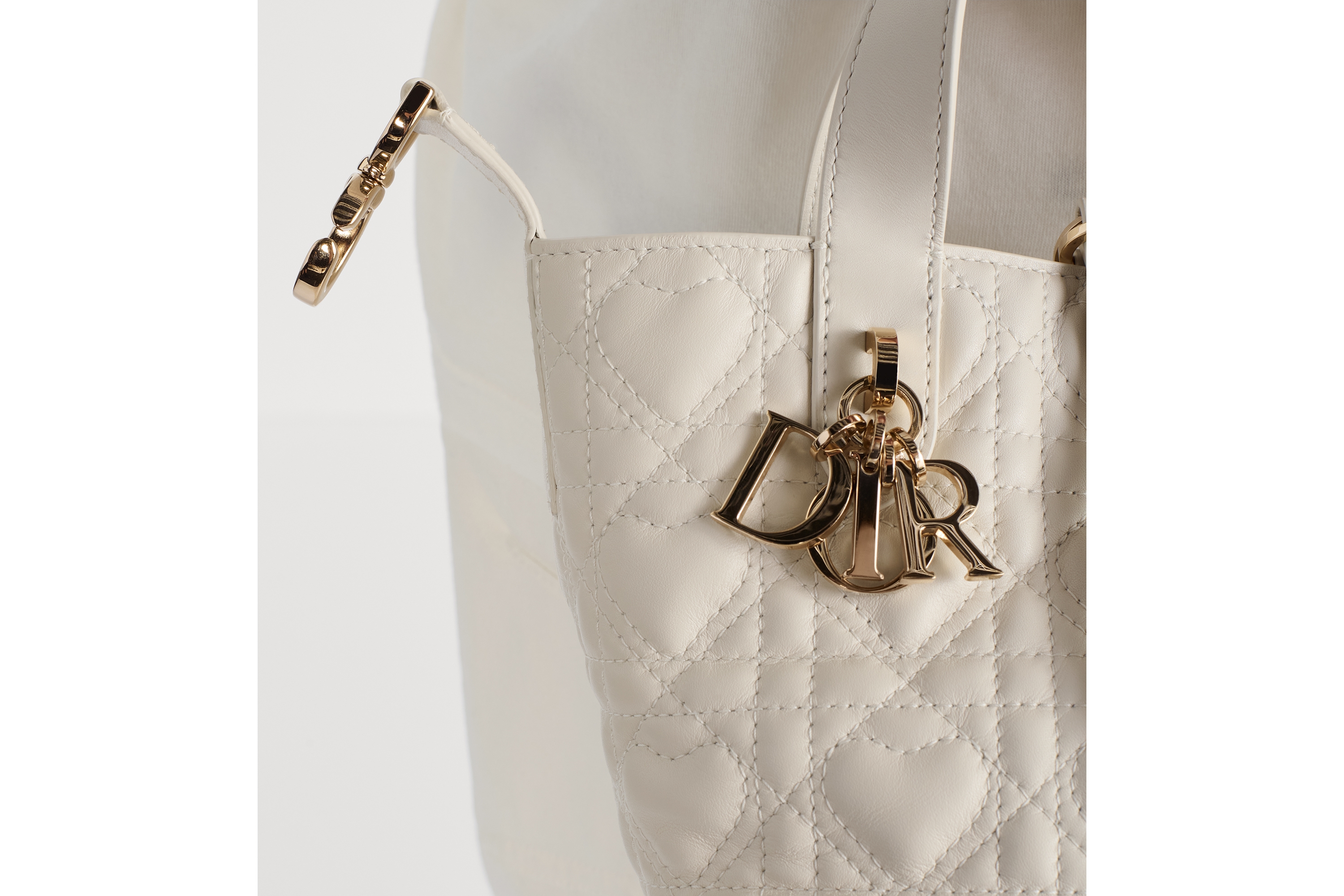 look_image_alt_prefix Dior Toujours 直式微型托特包 奶白色 Cannage 籐格紋小牛皮搭配愛心圖案 E17