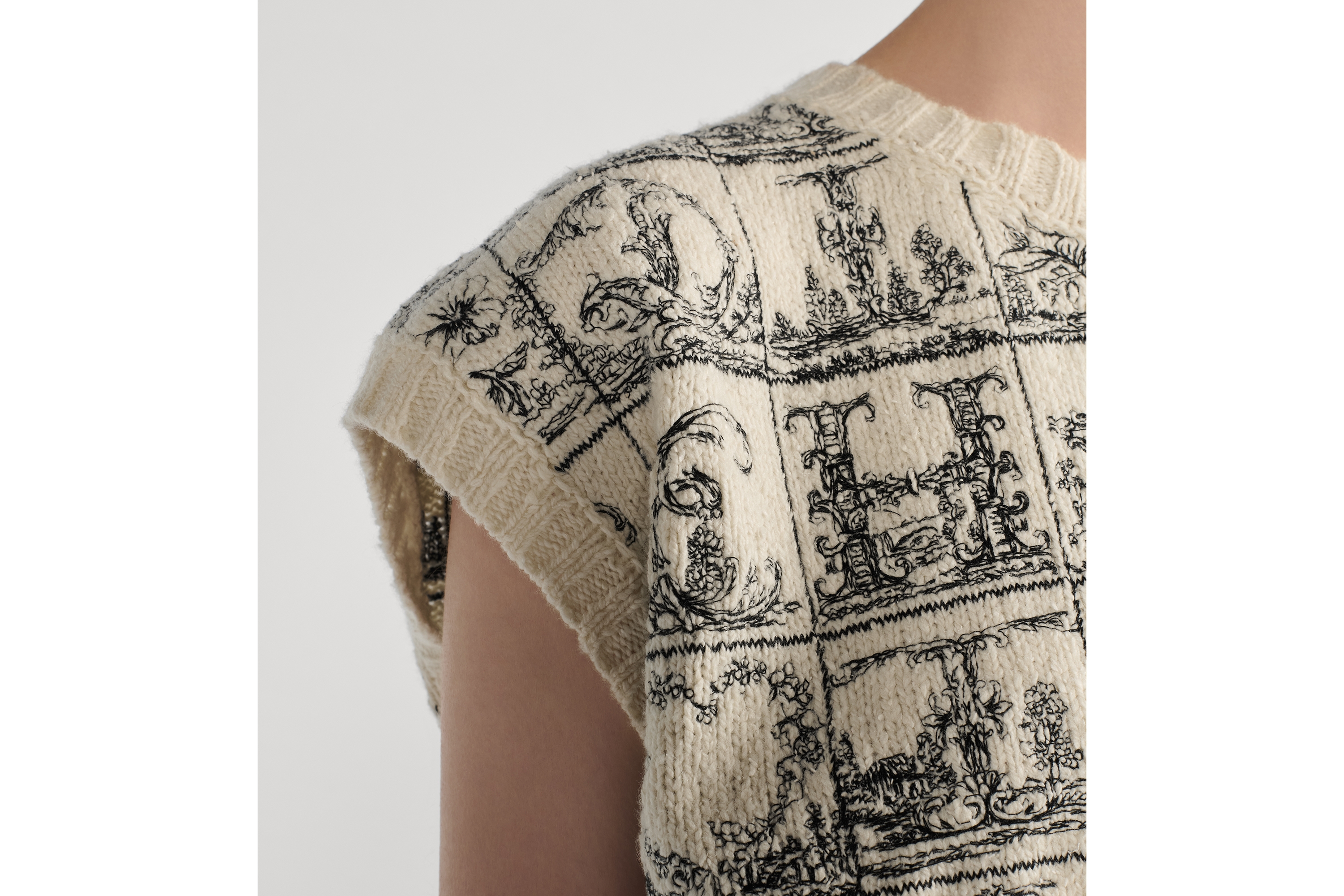 look_image_alt_prefix Bestickter Pullunder Woll- und Seidenstrick in Ecru mit Dior Alphabet Motiv in Schwarz E12